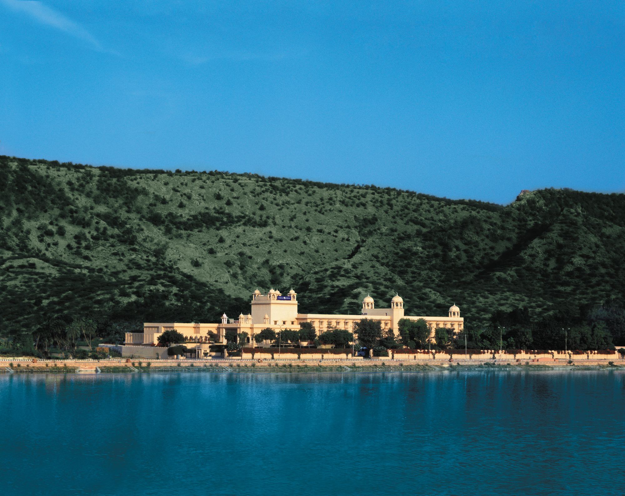 Trident in Jaipur: Exterior with Mansagar Lake