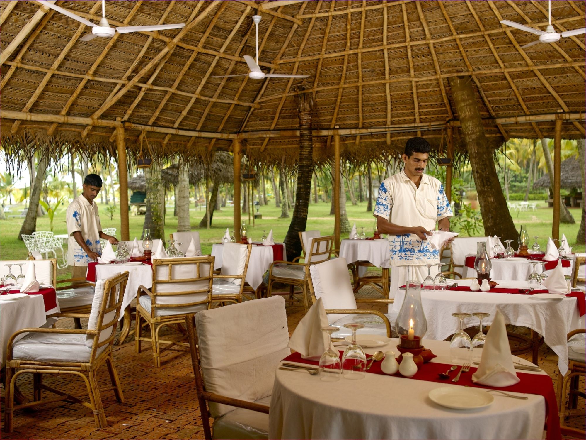 Marari Beach Resort in Mararikulam:  Beach Grill Restaurant