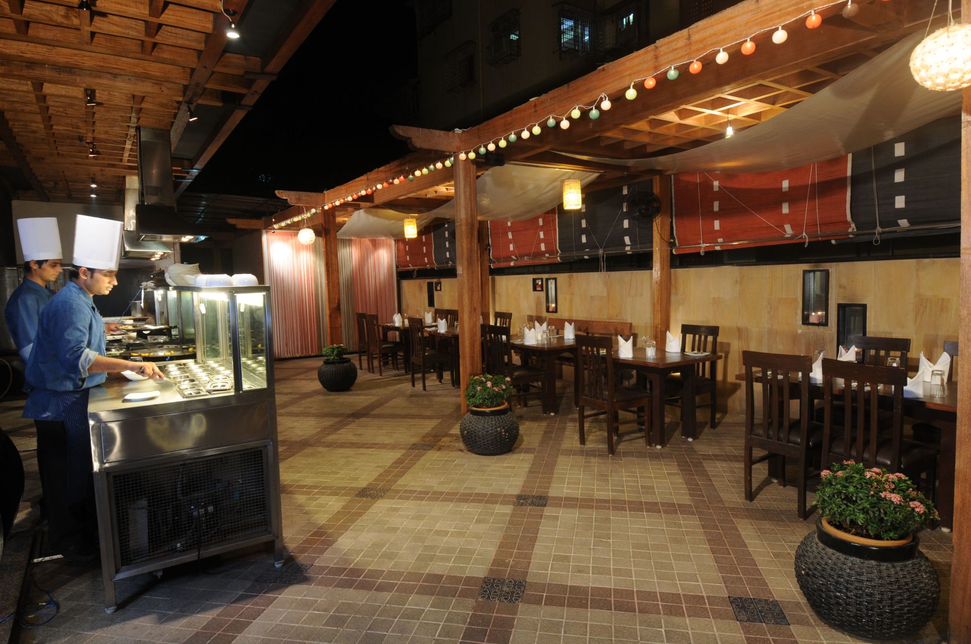 Fariyas in Mumbai: Poolside Restaurant