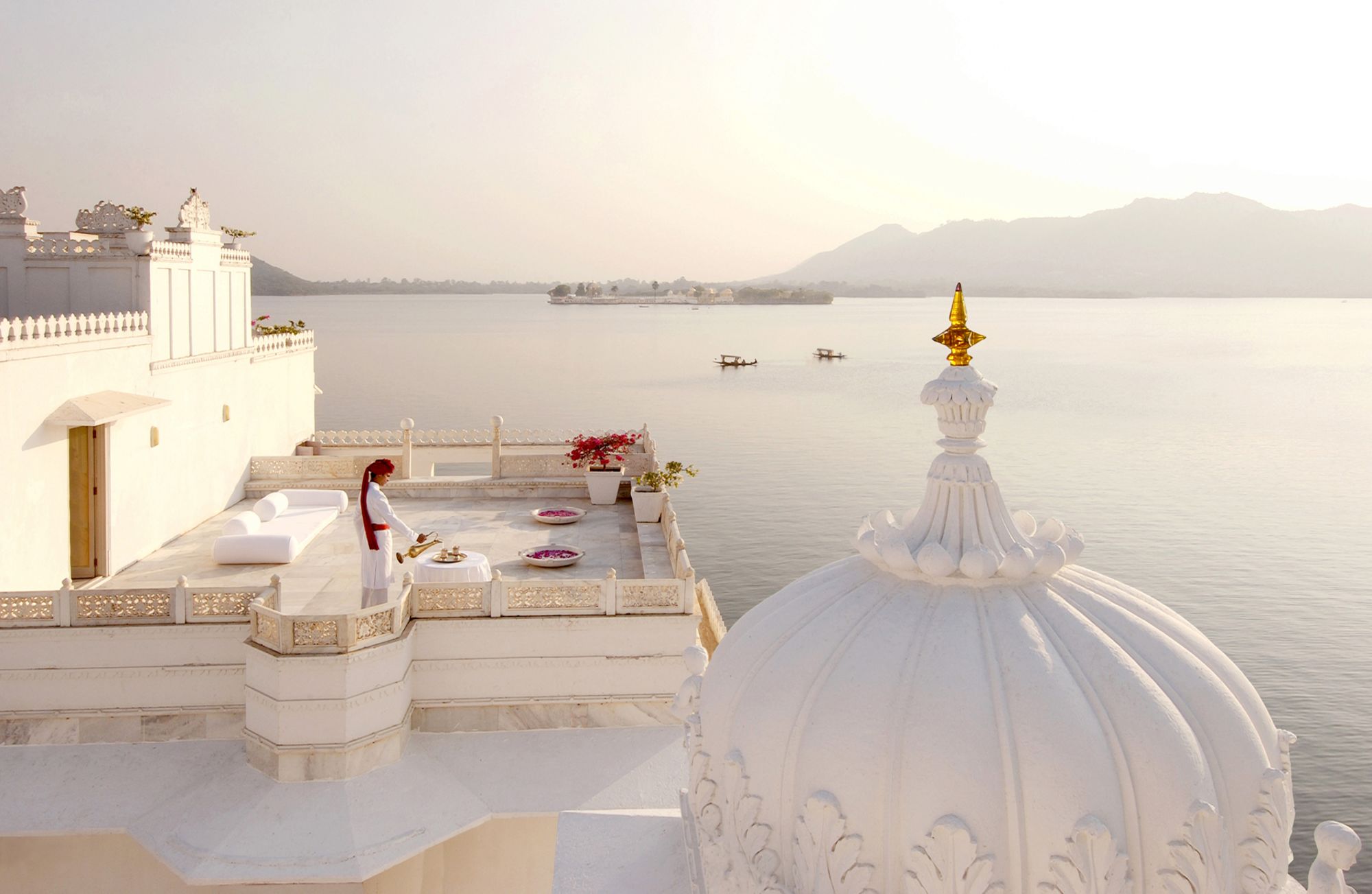 Taj Lake Palace in Udaipur: exterior: