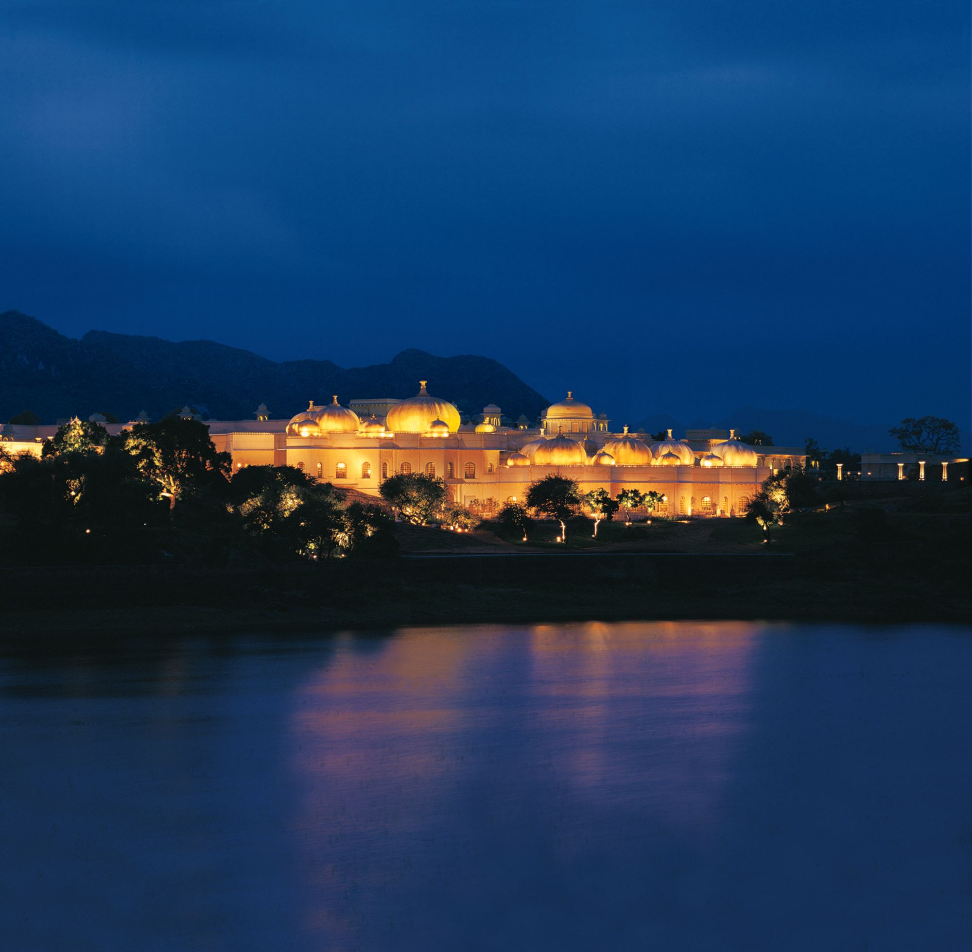 The Oberoi Udaivilas à Udaipur: Exterior at night