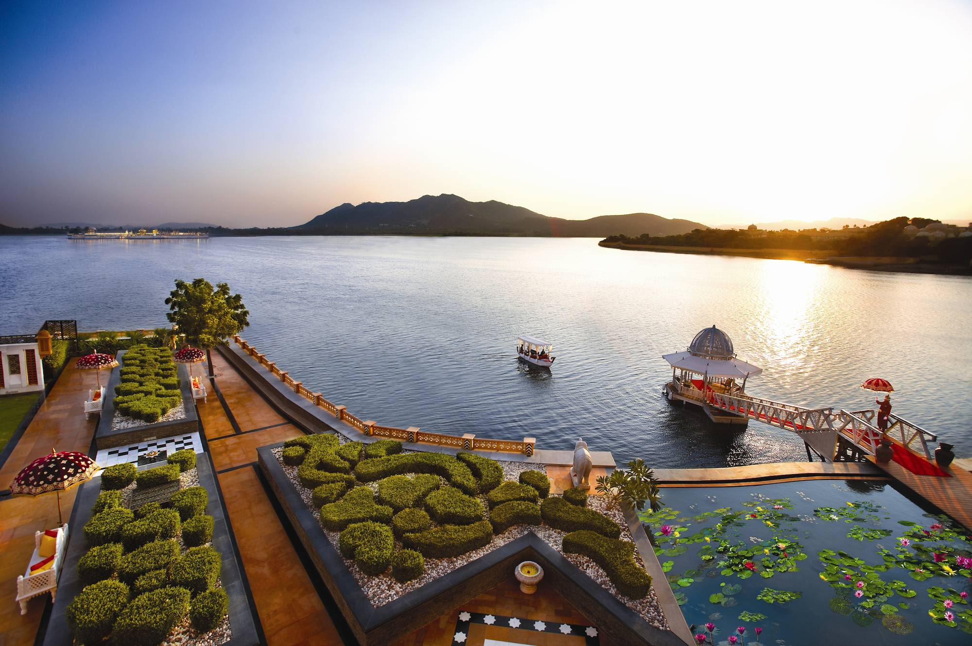 The Leela Palace in Udaipur: Boat arrival