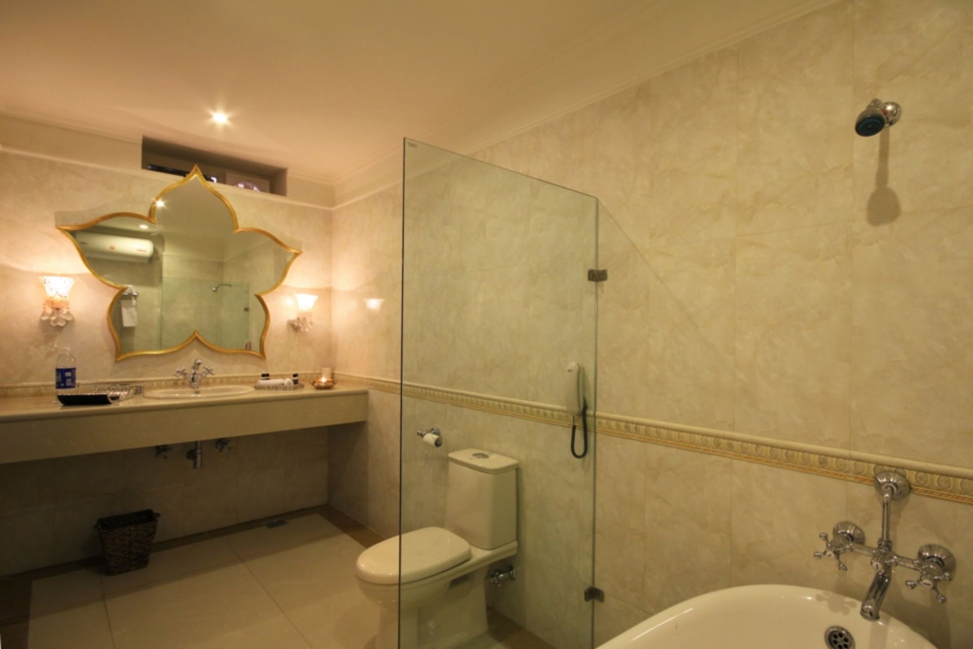 Suryauday Haveli in Varanasi:  Bathroom