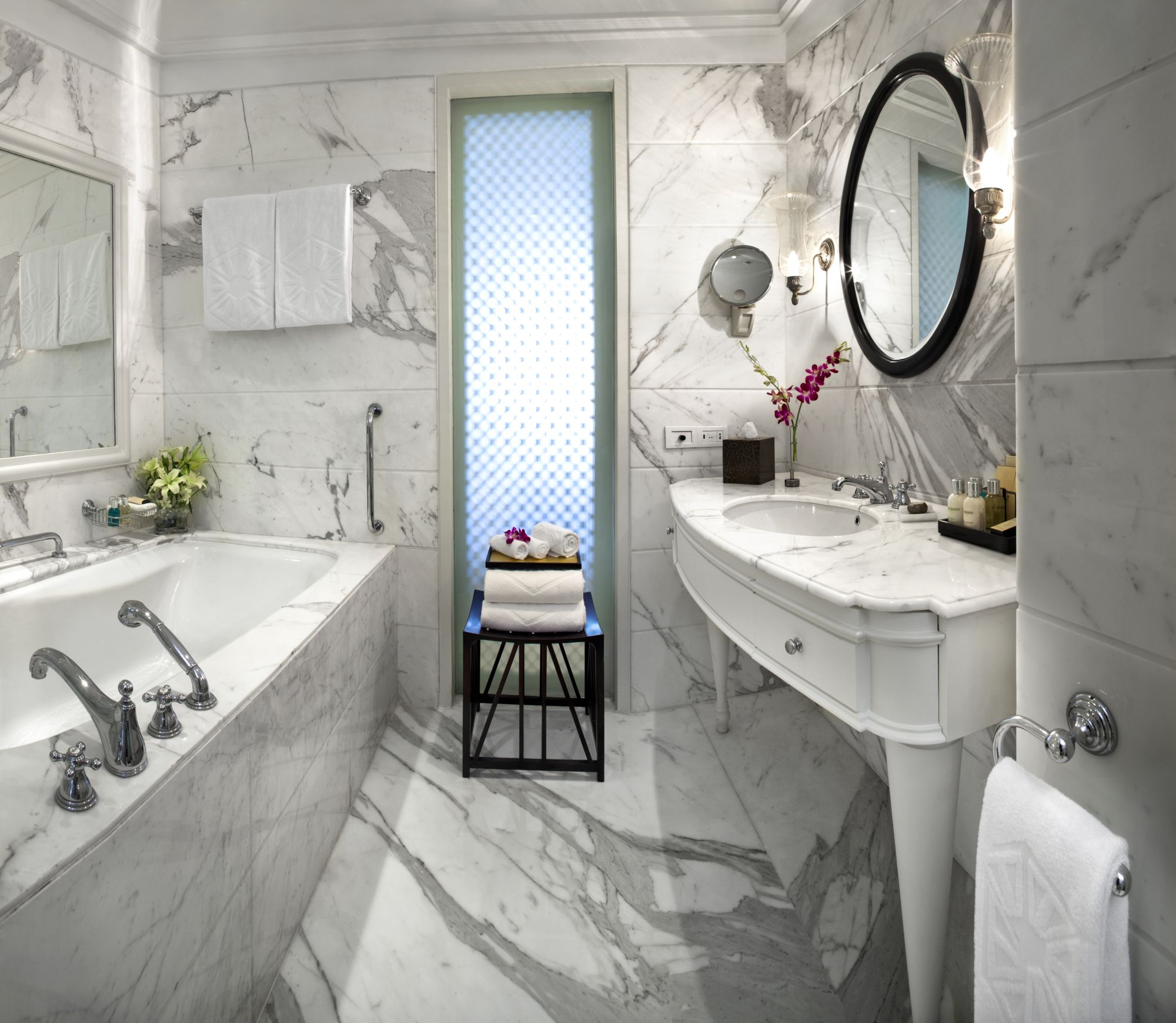 The Taj Mahal Palace in Mumbai: Luxury Grand City View | Bathroom