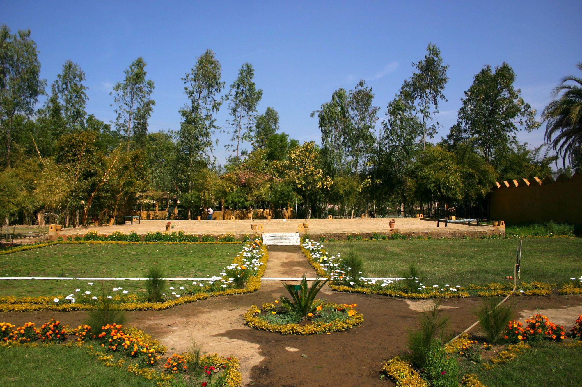 Tiger's Den Resort à Bandhavgarh: Garden