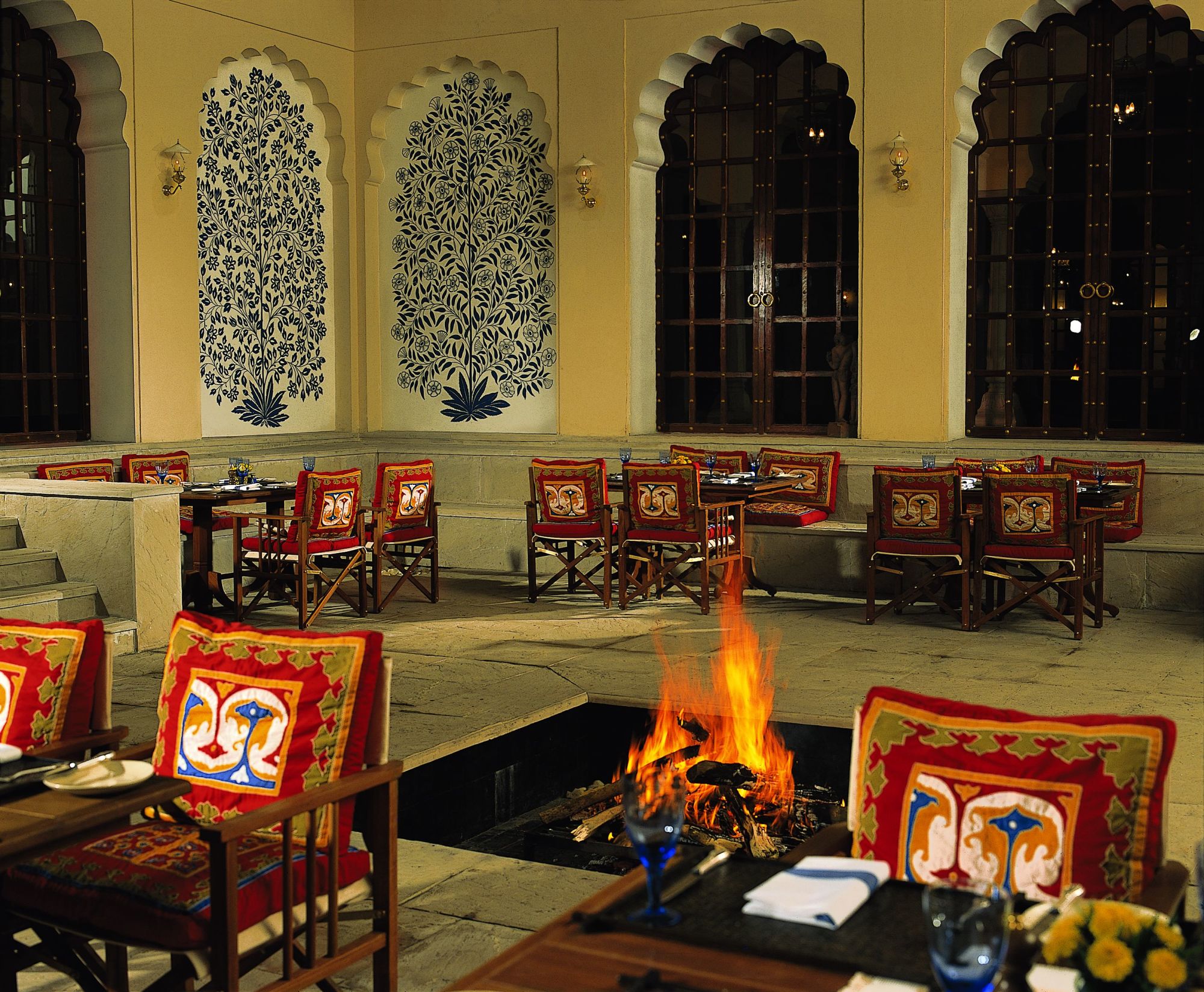 The Oberoi Vanyavilas Wildlife Resort in Ranthambore: Fireplace at Courtyard