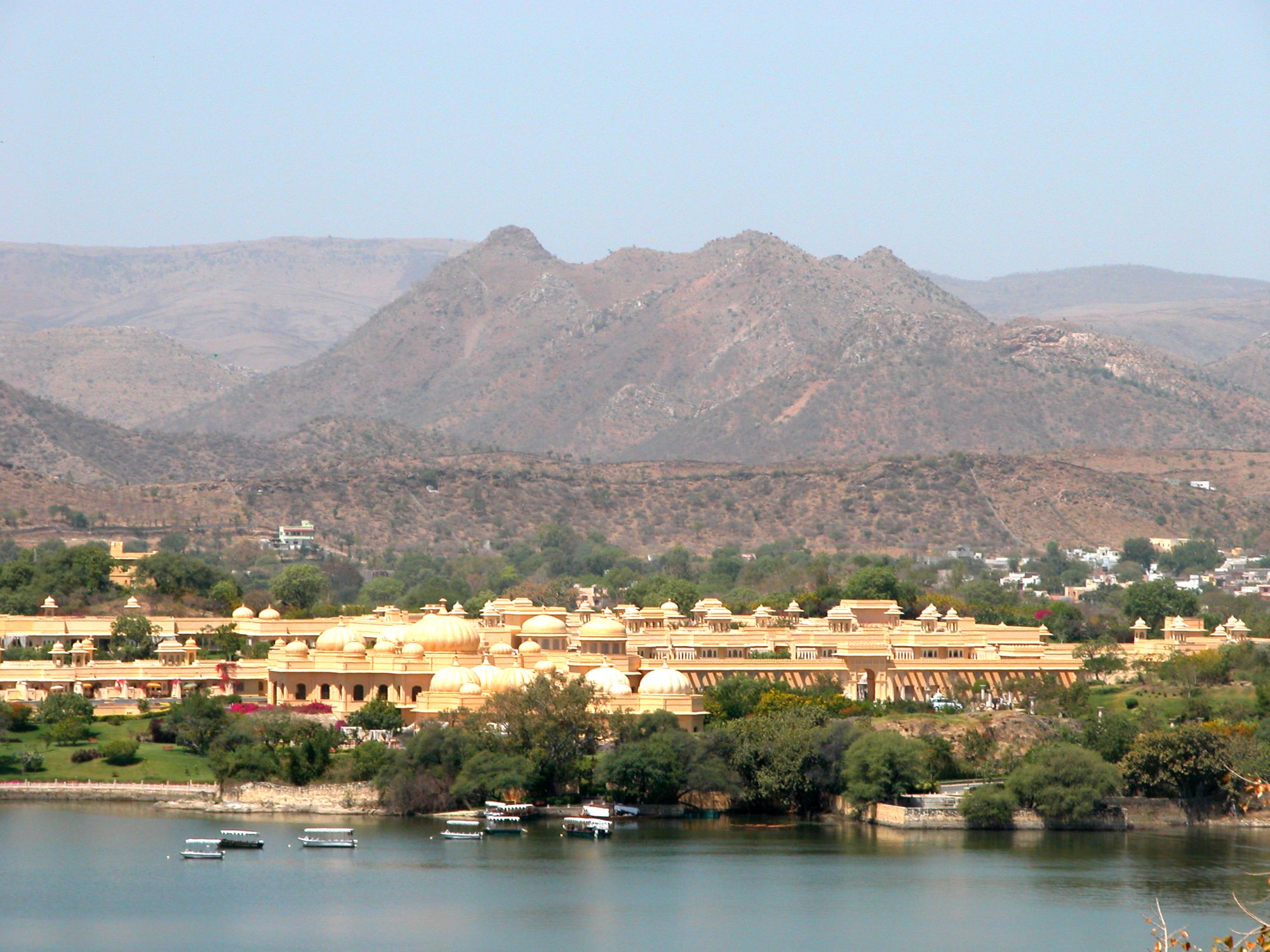 The Oberoi Udaivilas à Udaipur: with lake & mountain
