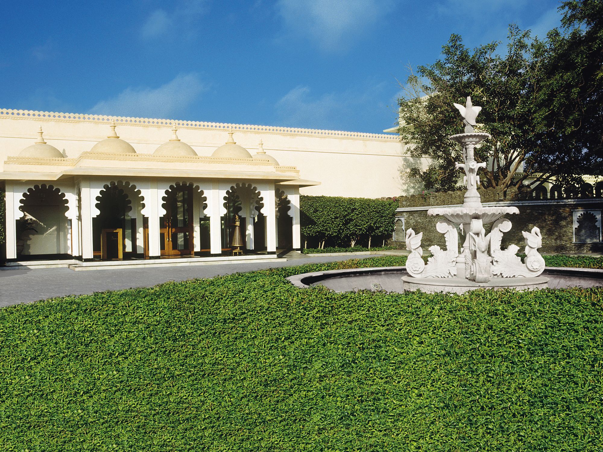 Trident in Udaipur: exterior:
