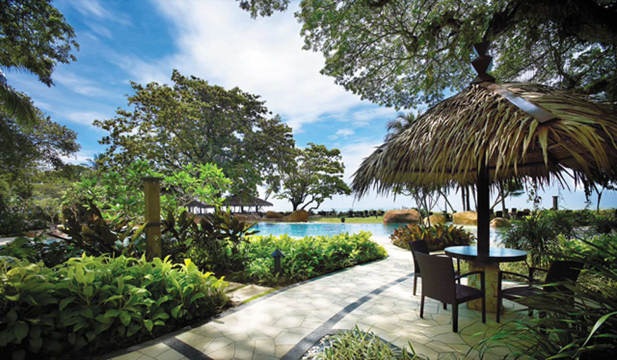 Shangri-La's Rasa Sayang Resort & Spa à Penang: Pool and surrounding