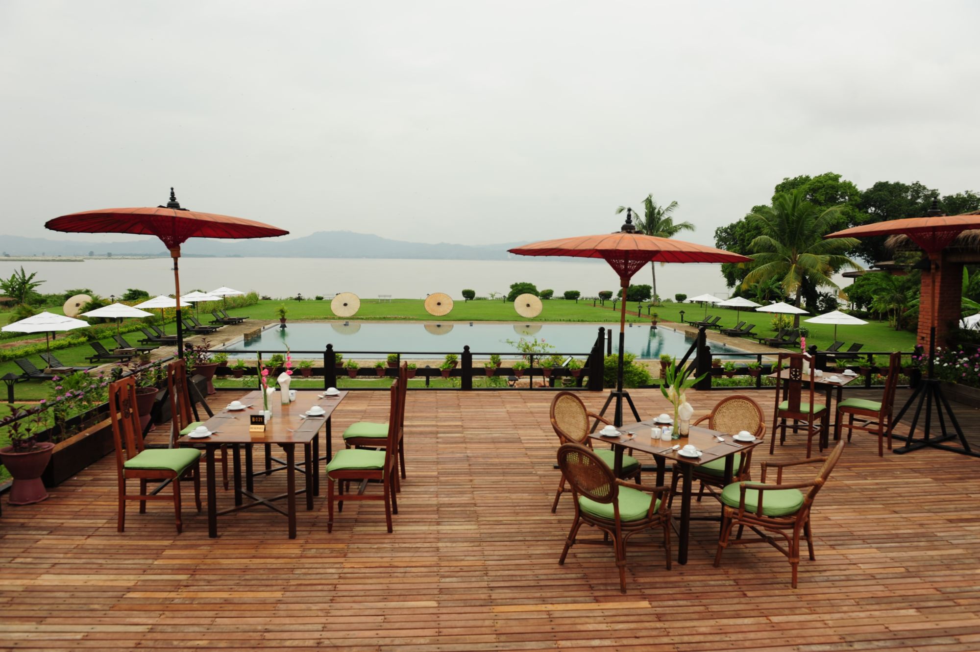 Bagan Thiripyitsaya Sanctuary Resort: beach: f&b: Sunset Terace