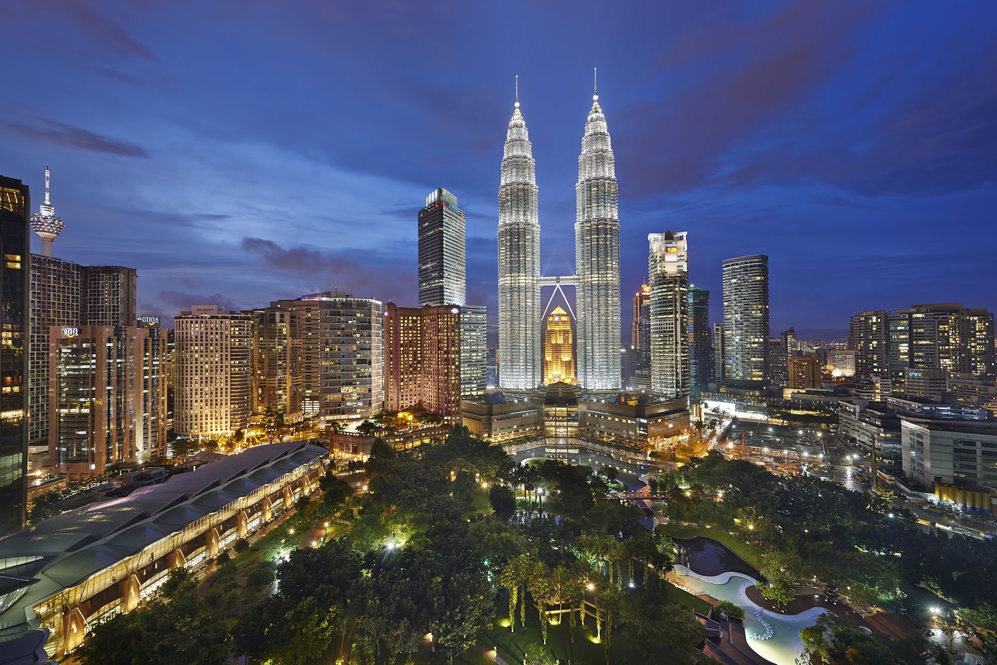 Mandarin Oriental in Kuala Lumpur: Exterior view at dusk