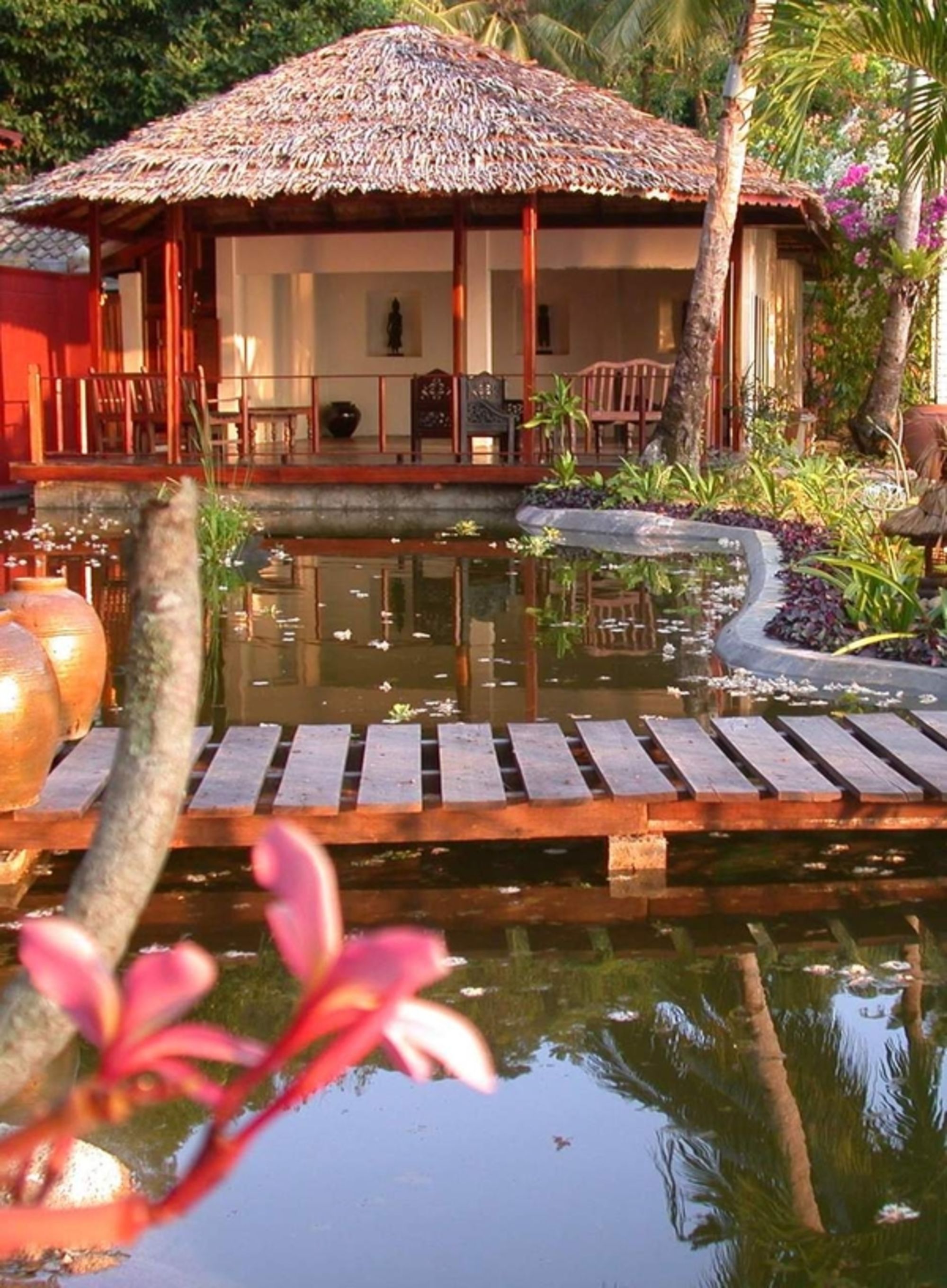 Japamala Resort in Tioman: library lounge