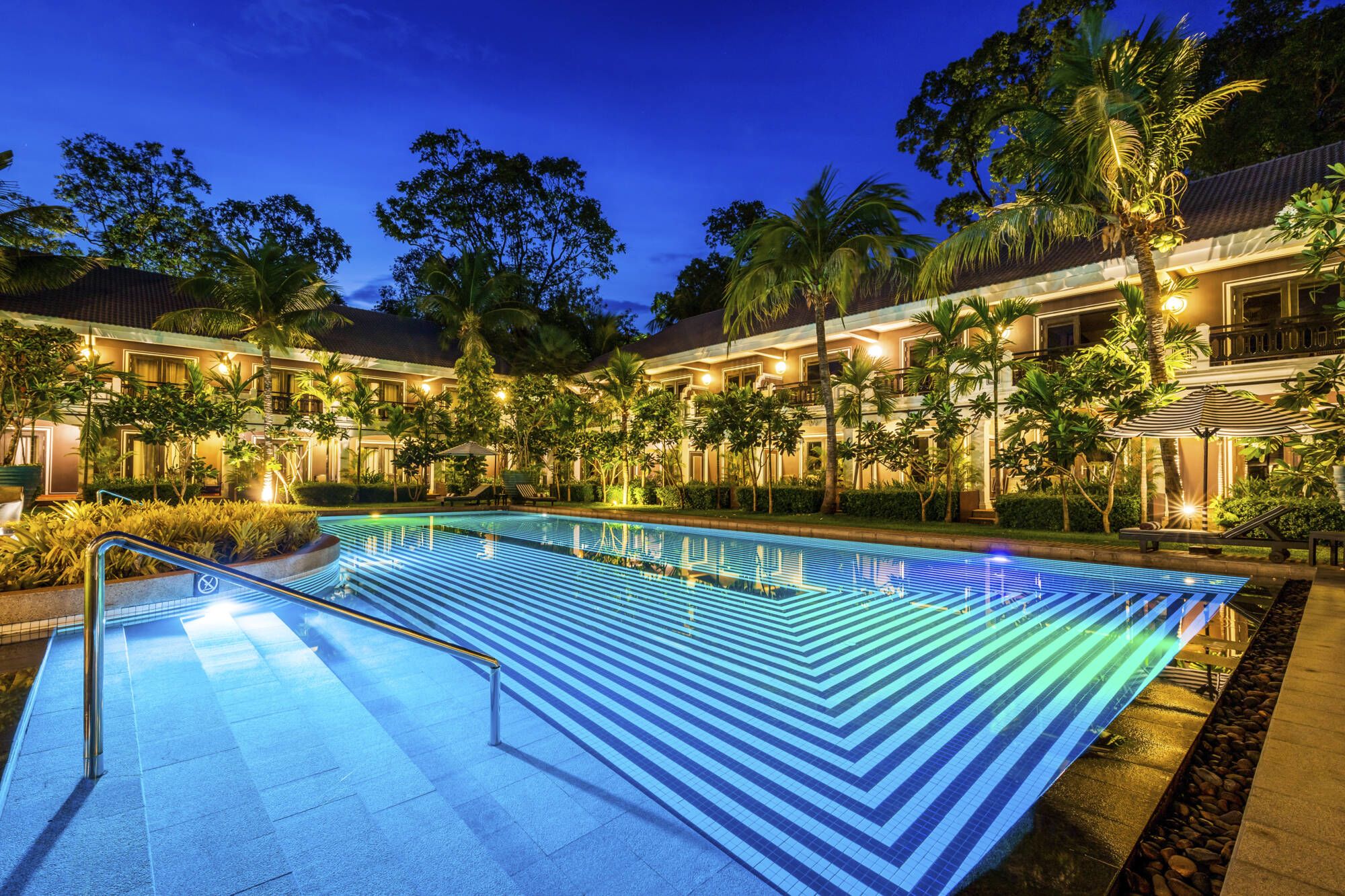Shinta Mani Angkor à Siem Reap: Pool Bayon Resort Wing at night