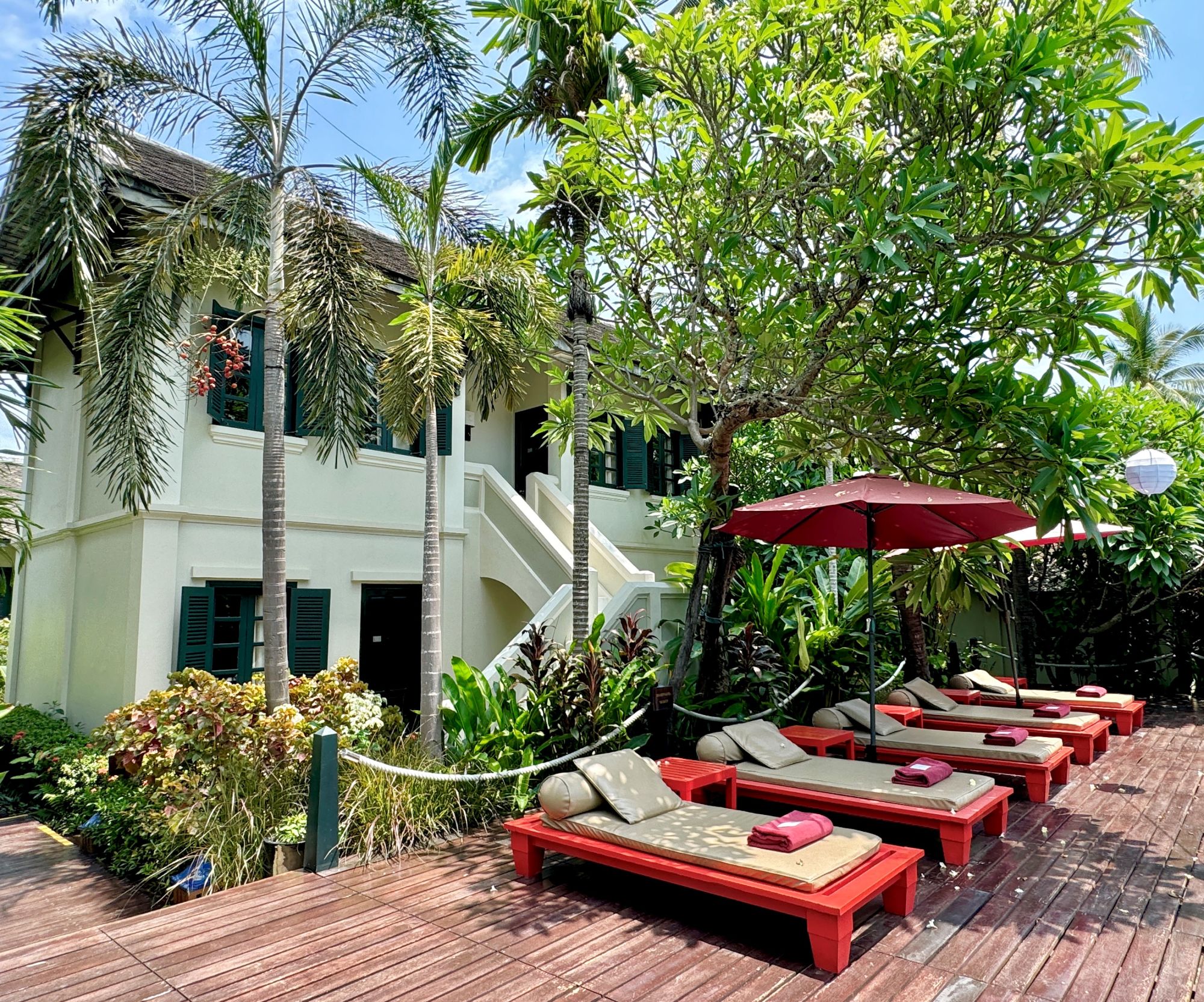Villa Maly in Luang Prabang: sun chairs at swimmingpool