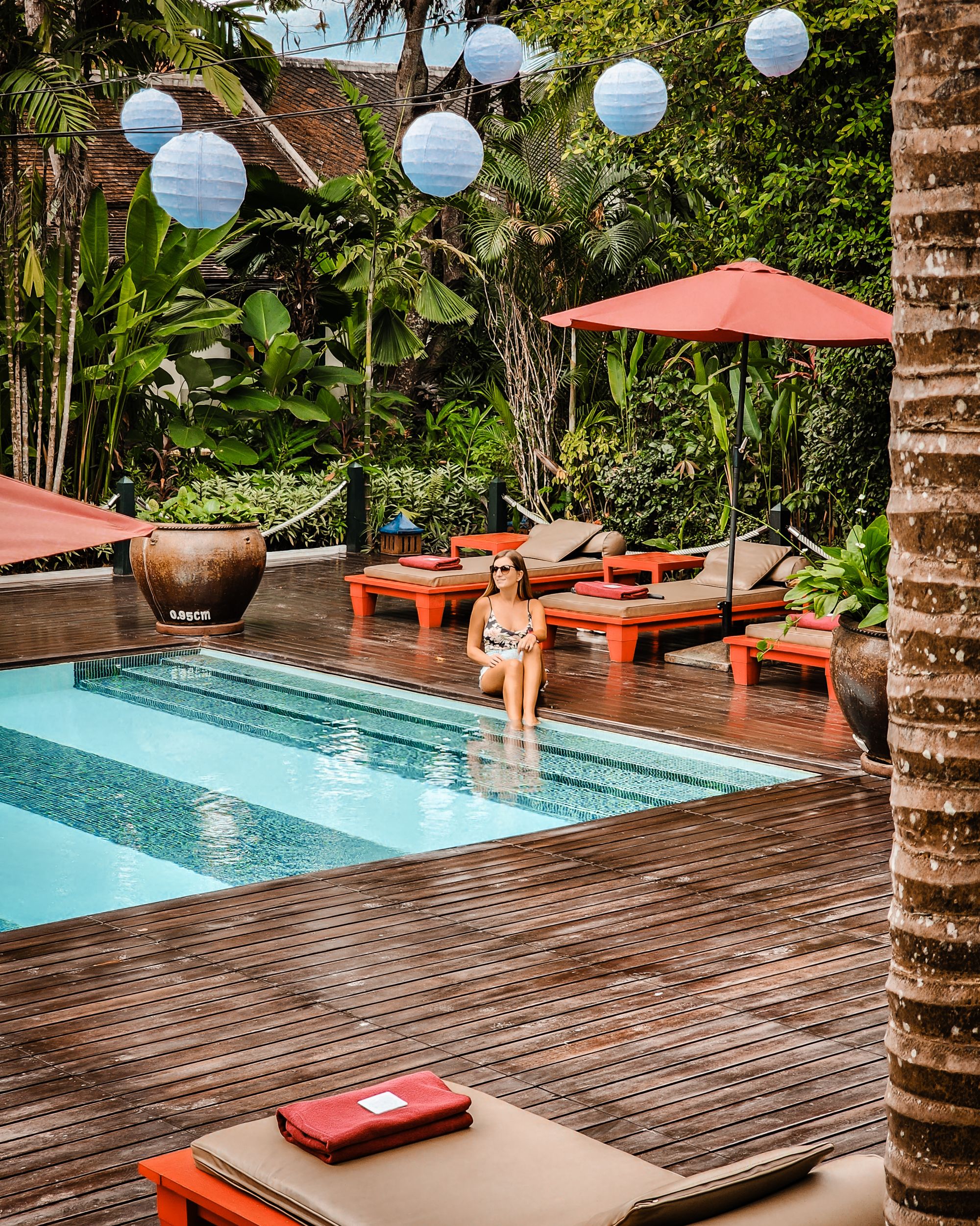 Villa Maly in Luang Prabang: women enjoying the refreshing swimming pool