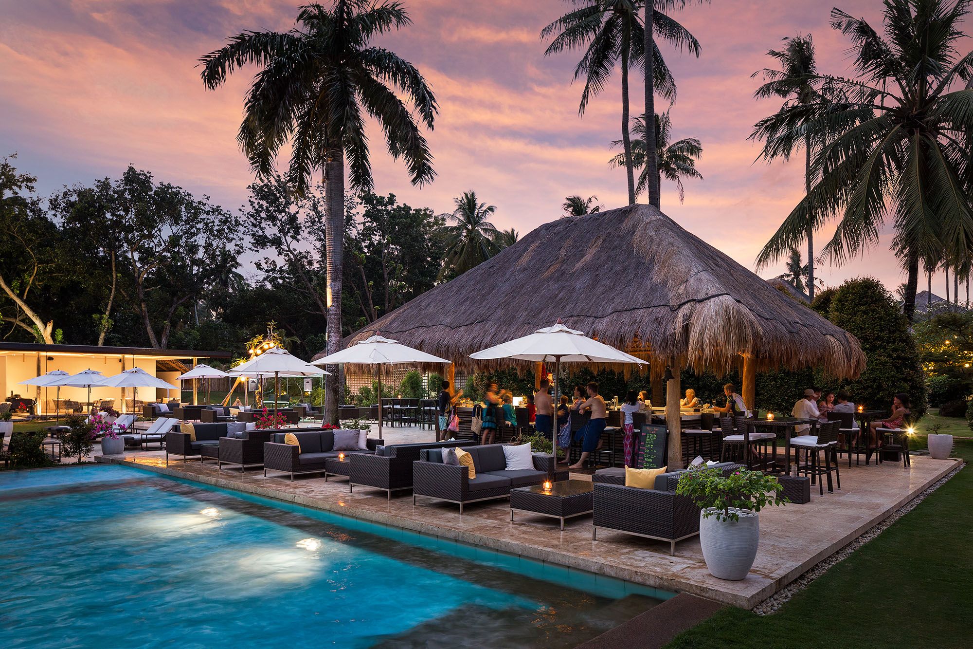 Atmosphere Resort in Negros: Poolside bar