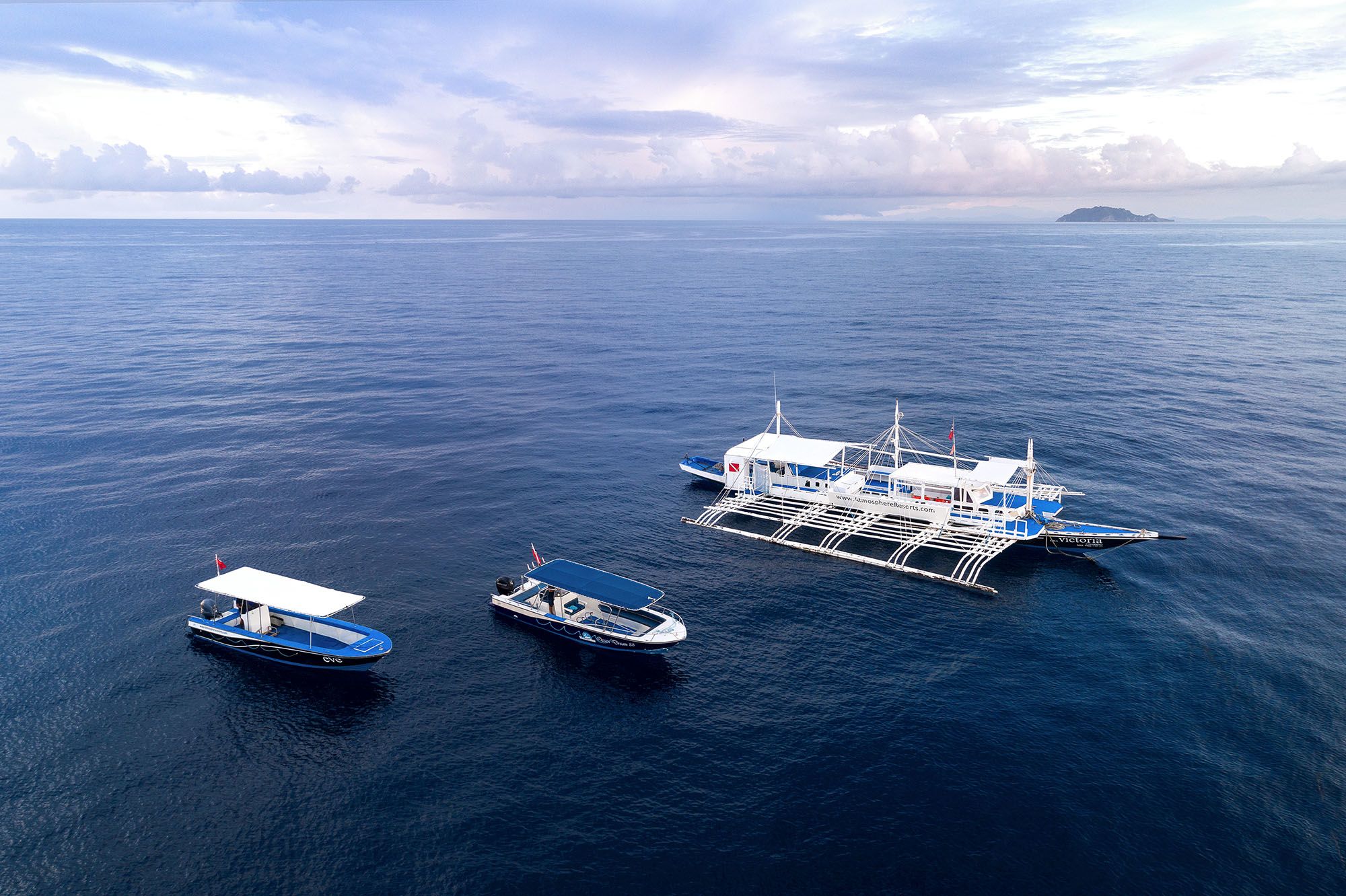 Atmosphere Resort in Negros: Dive boats