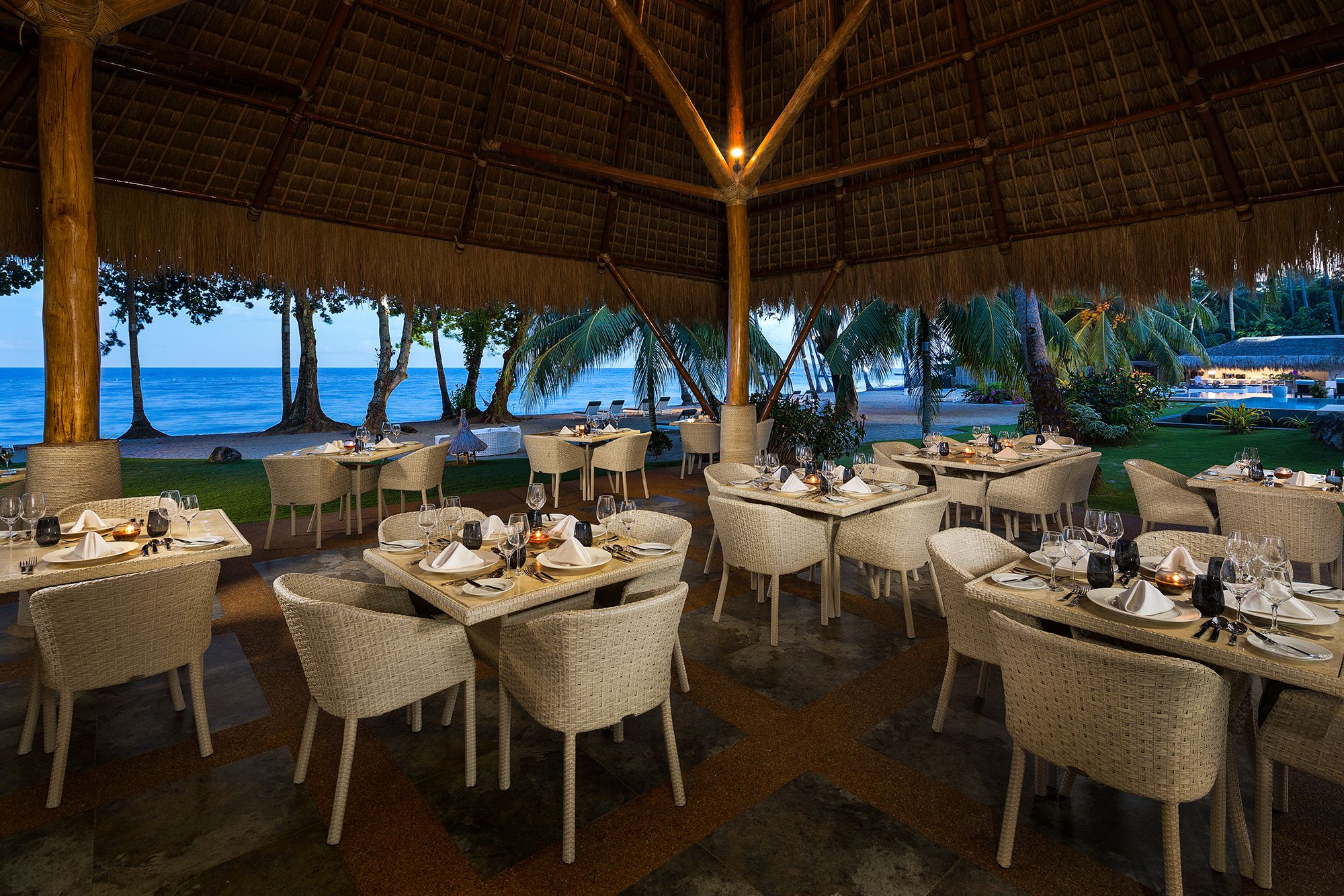 Atmosphere Resort in Negros: Ocean restaurant