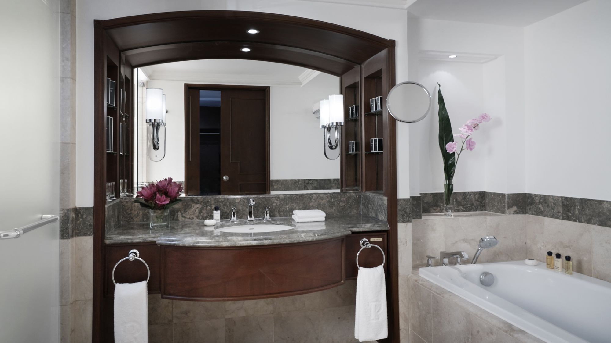 The Peninsula à Manille:  Deluxe | Bathroom