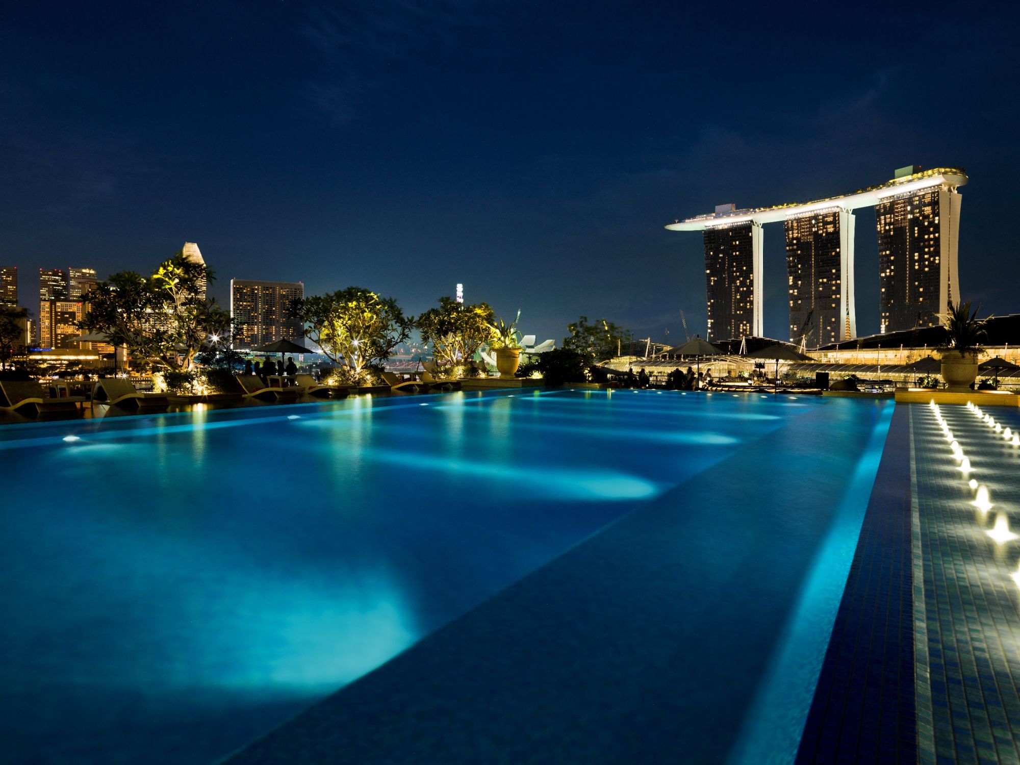 The Fullerton Bay in Singapur: Pool by night