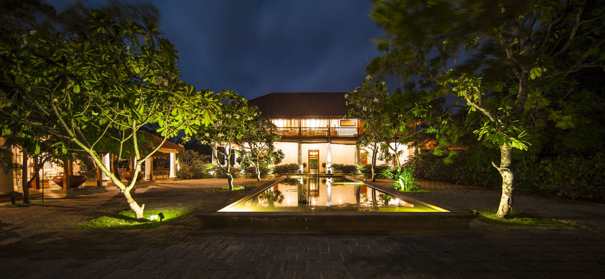 Uga Ulagalla à Anuradhapura: MAIN BUILDING AT NIGHT