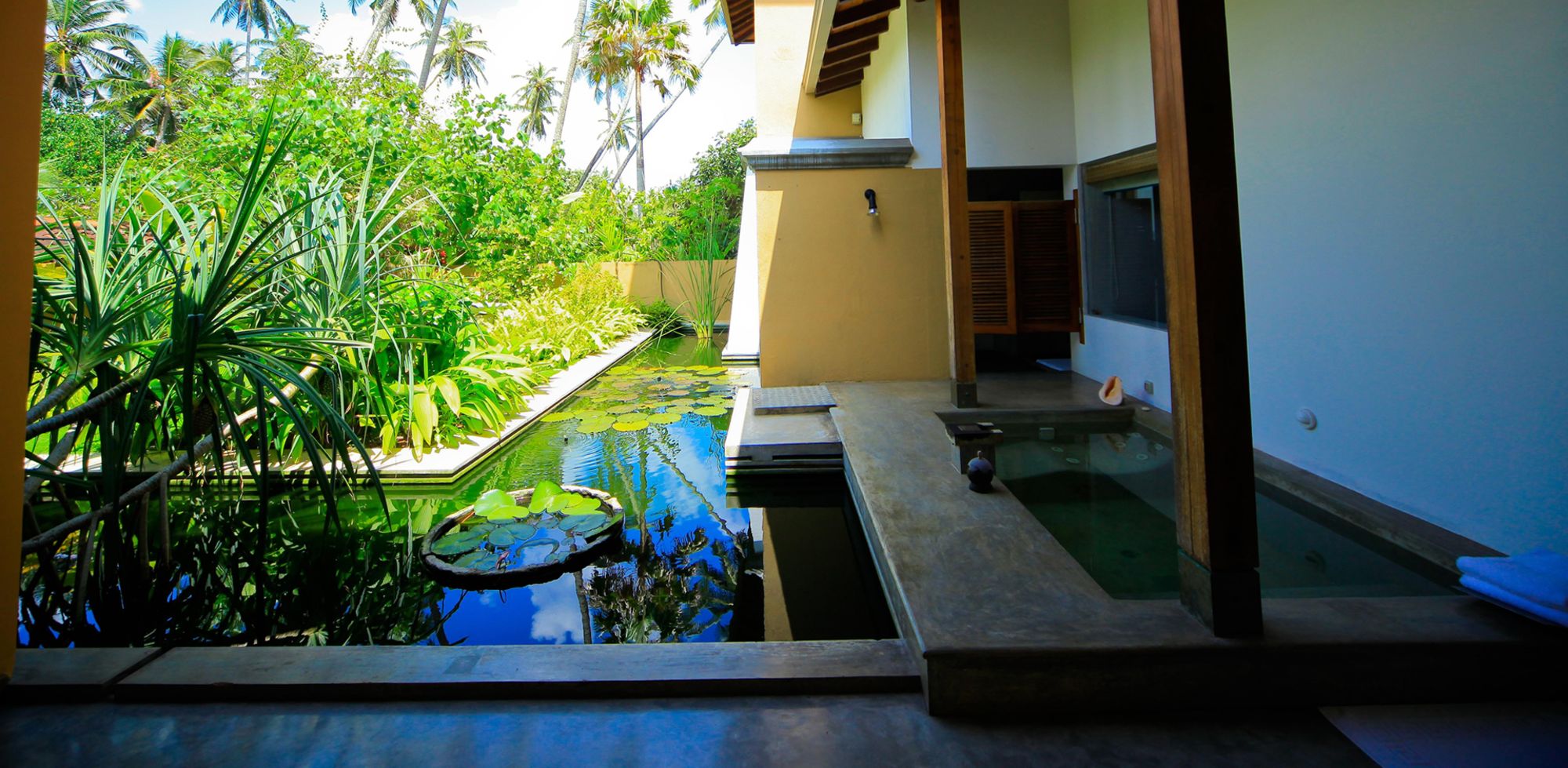 Aditya Resort in Hikkaduwa: Shanthi Suite (Courtyard View) | Pond