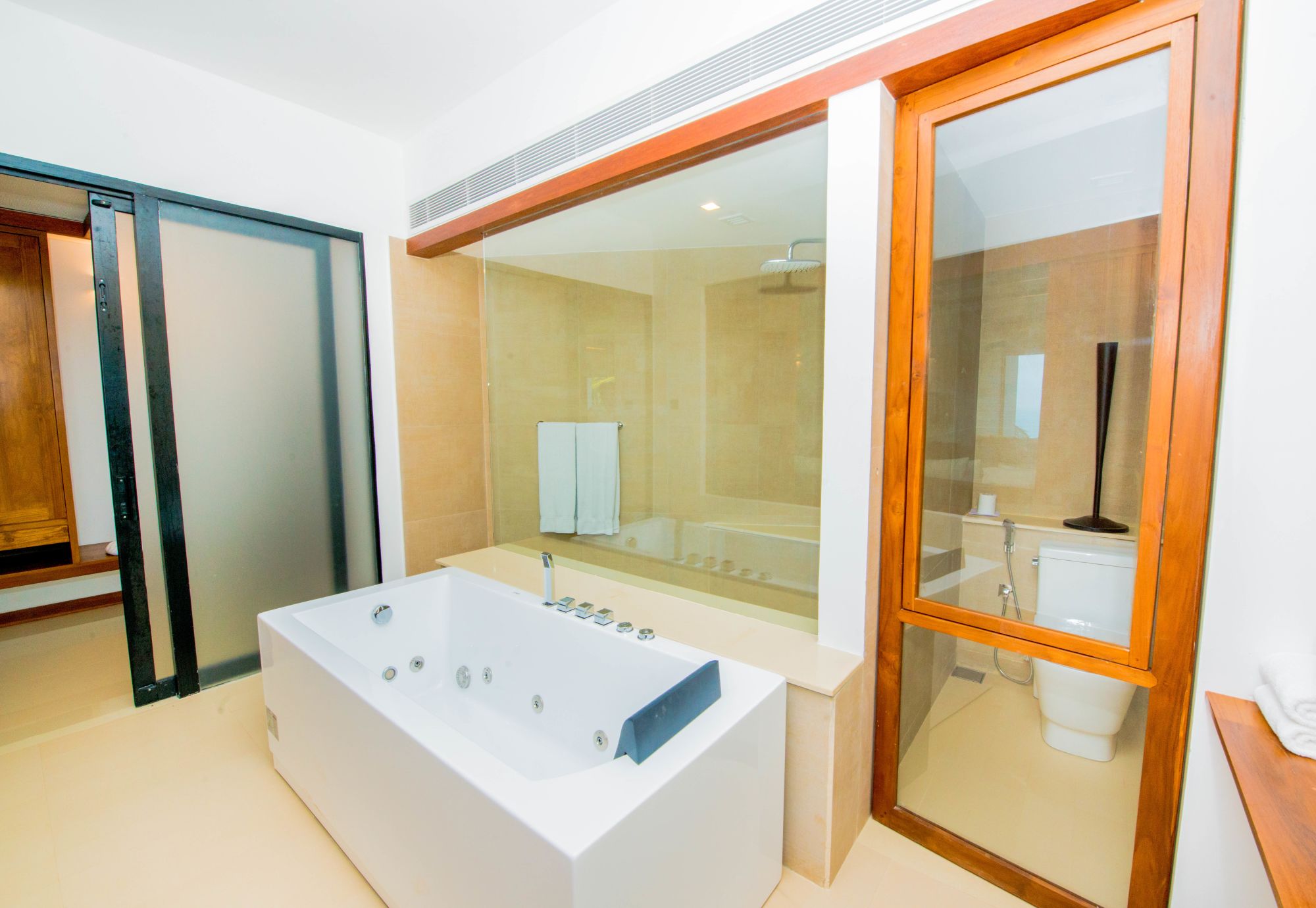 Goldi Sands in Negombo: Junior Suite | Bathroom