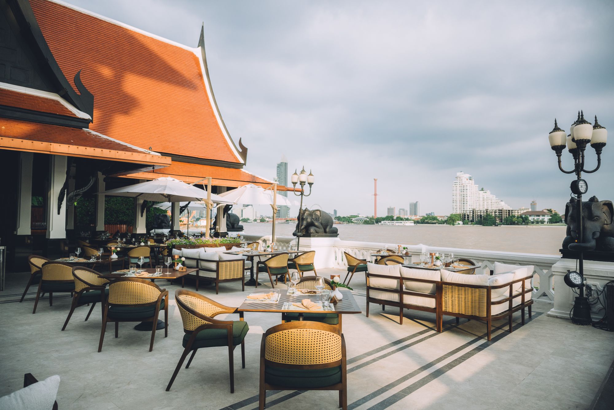 Anantara Riverside Bangkok Resort: Sala Lakorn