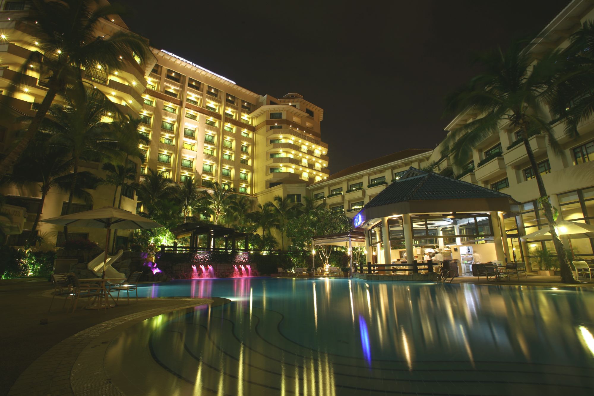 Paradox Singapore Merchant Court at Clarke Quay à Singapour: Facade and Pool View By Night