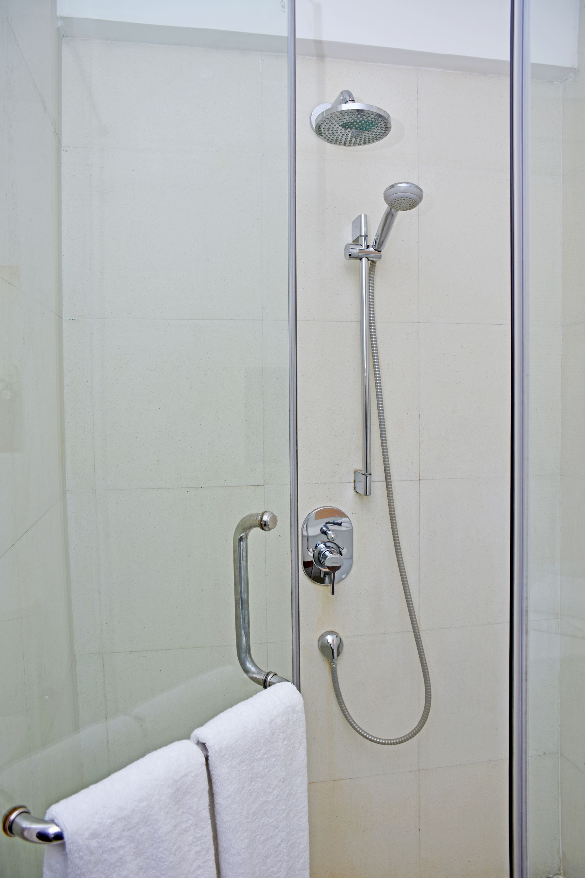 Goldi Sands in Negombo: Standard Room | Shower