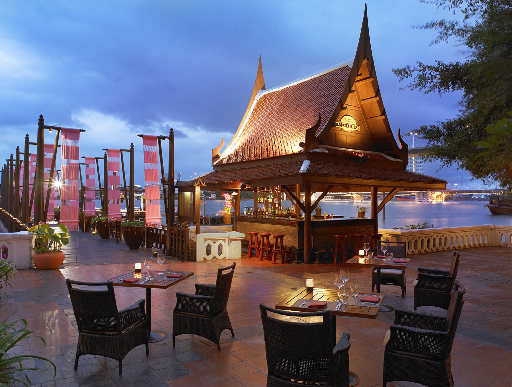 Anantara Riverside Bangkok Resort: Longtail Bar