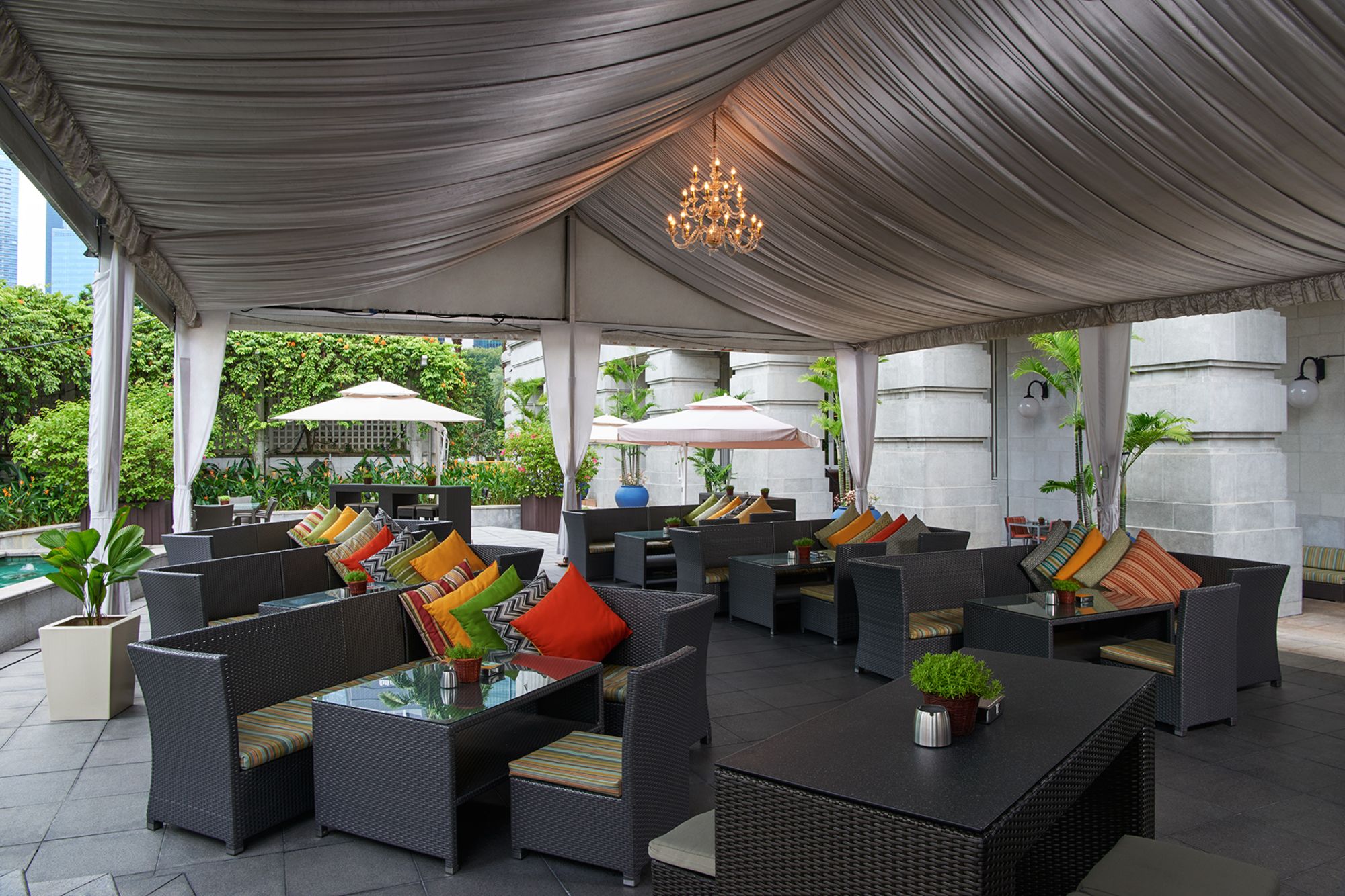 The Fullerton in Singapur:  Post Bar | East Garden