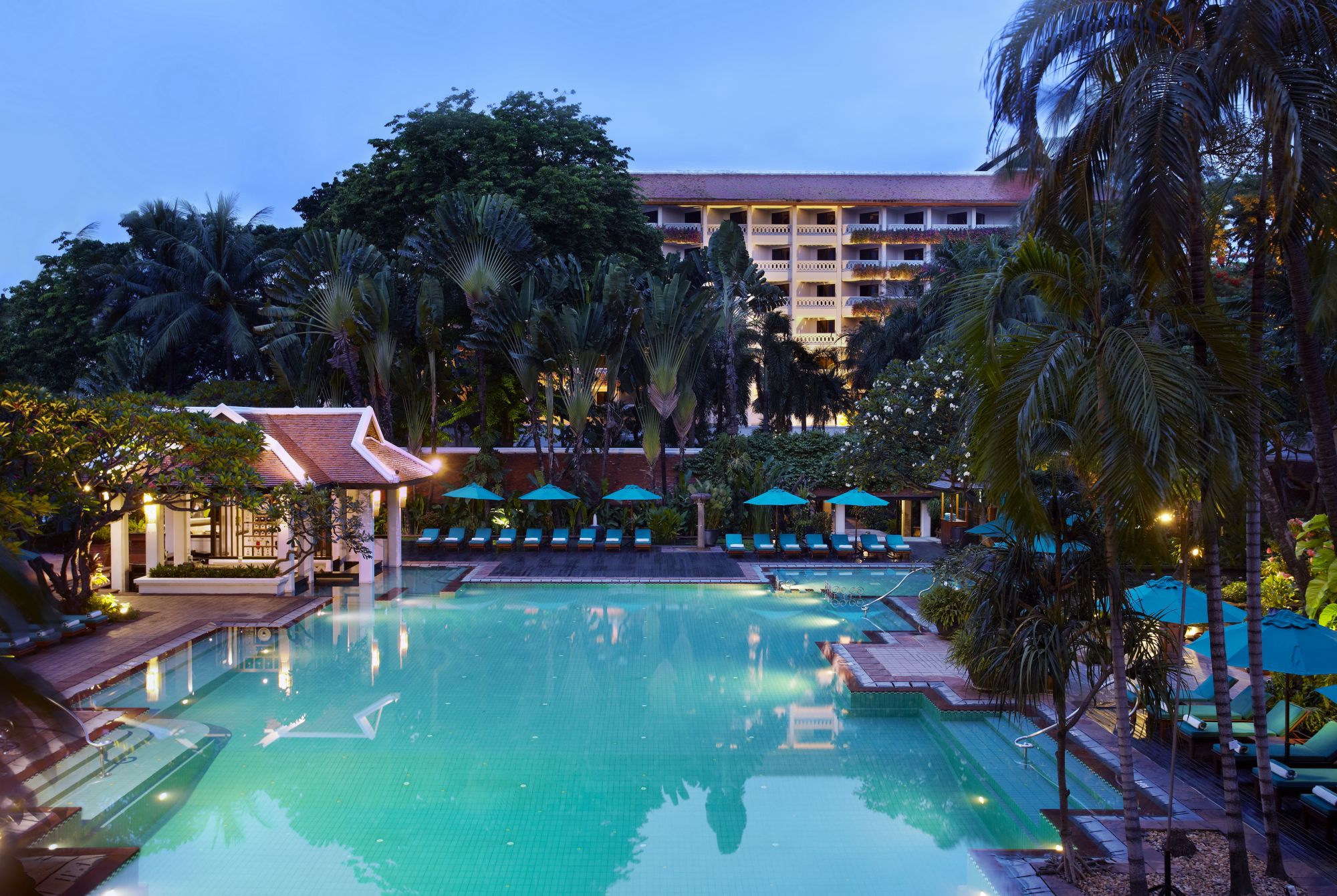 Anantara Riverside Bangkok Resort: Tropical swimming pool