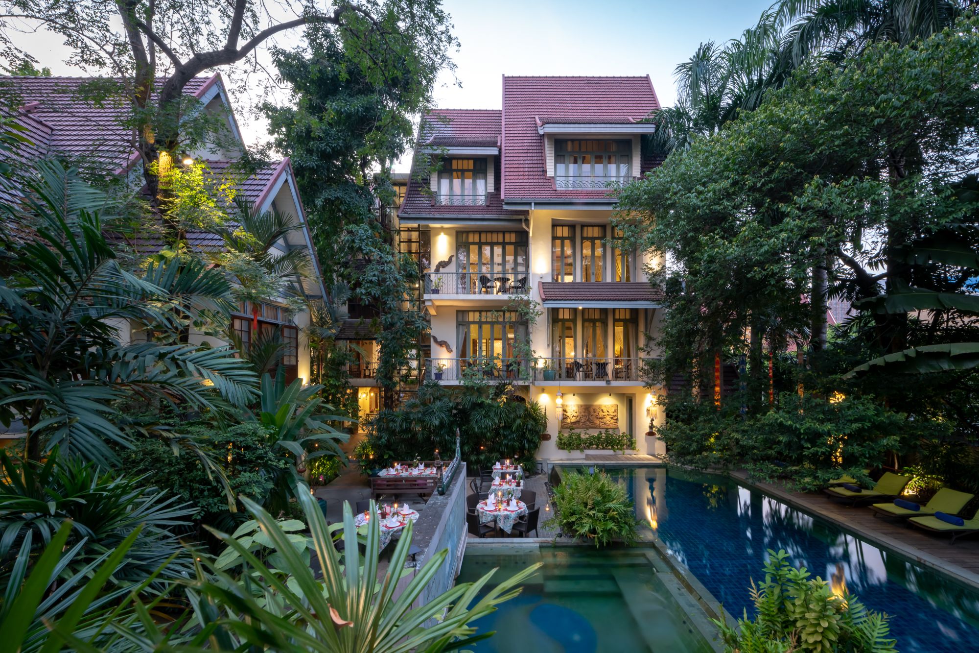 Ariyasom Villa à Bangkok: Exterior View with pool