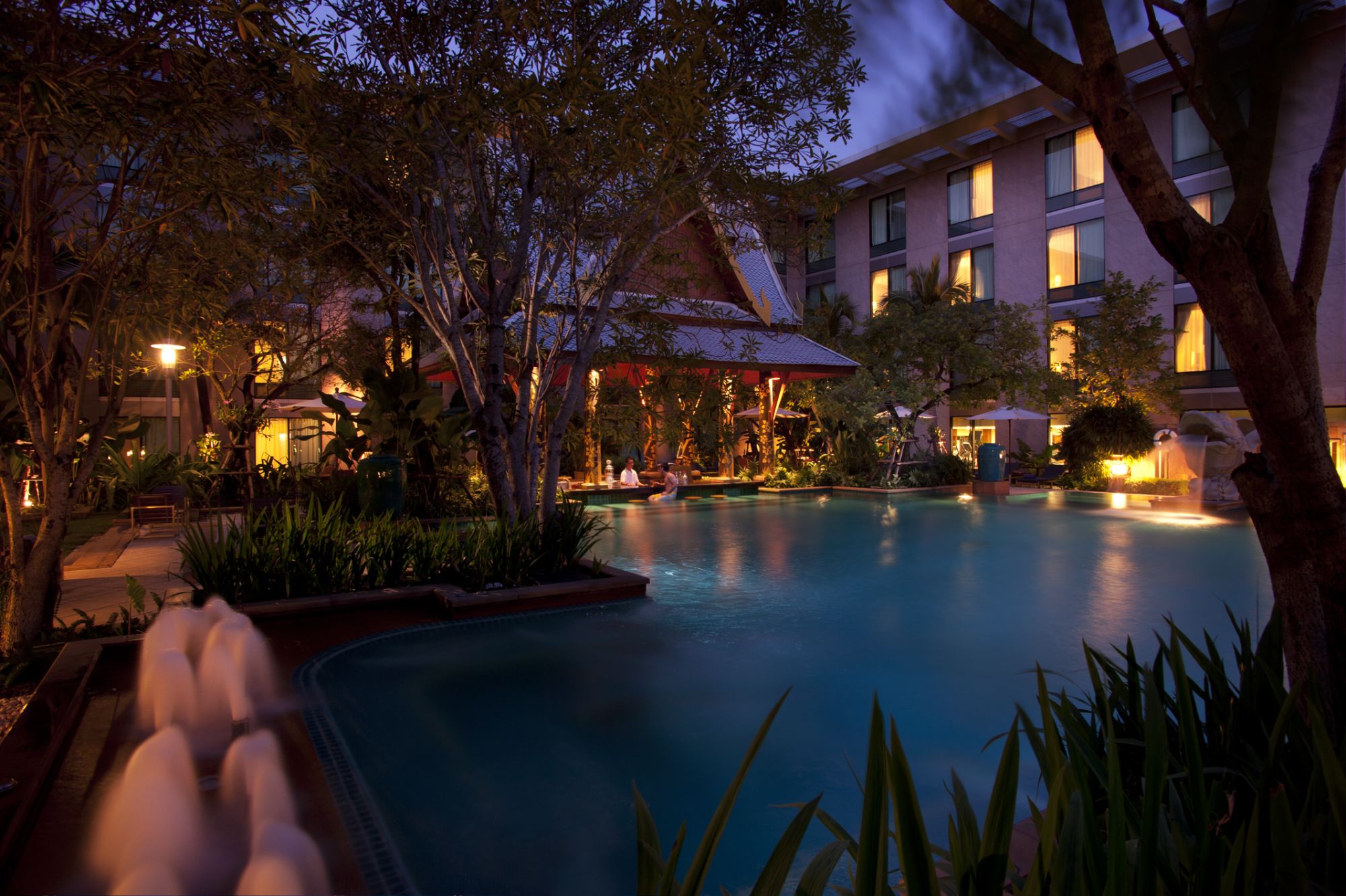 Hyatt Regency Bangkok Suvarnabhumi Airport: Swimming Pool night shot