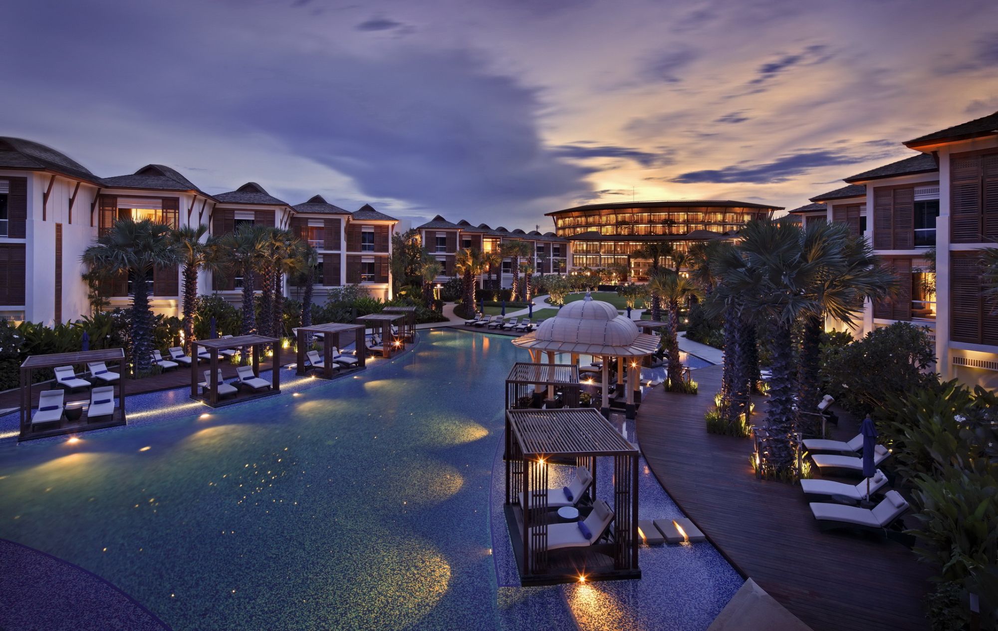 InterContinental Hua Hin Resort: Overview at Night
