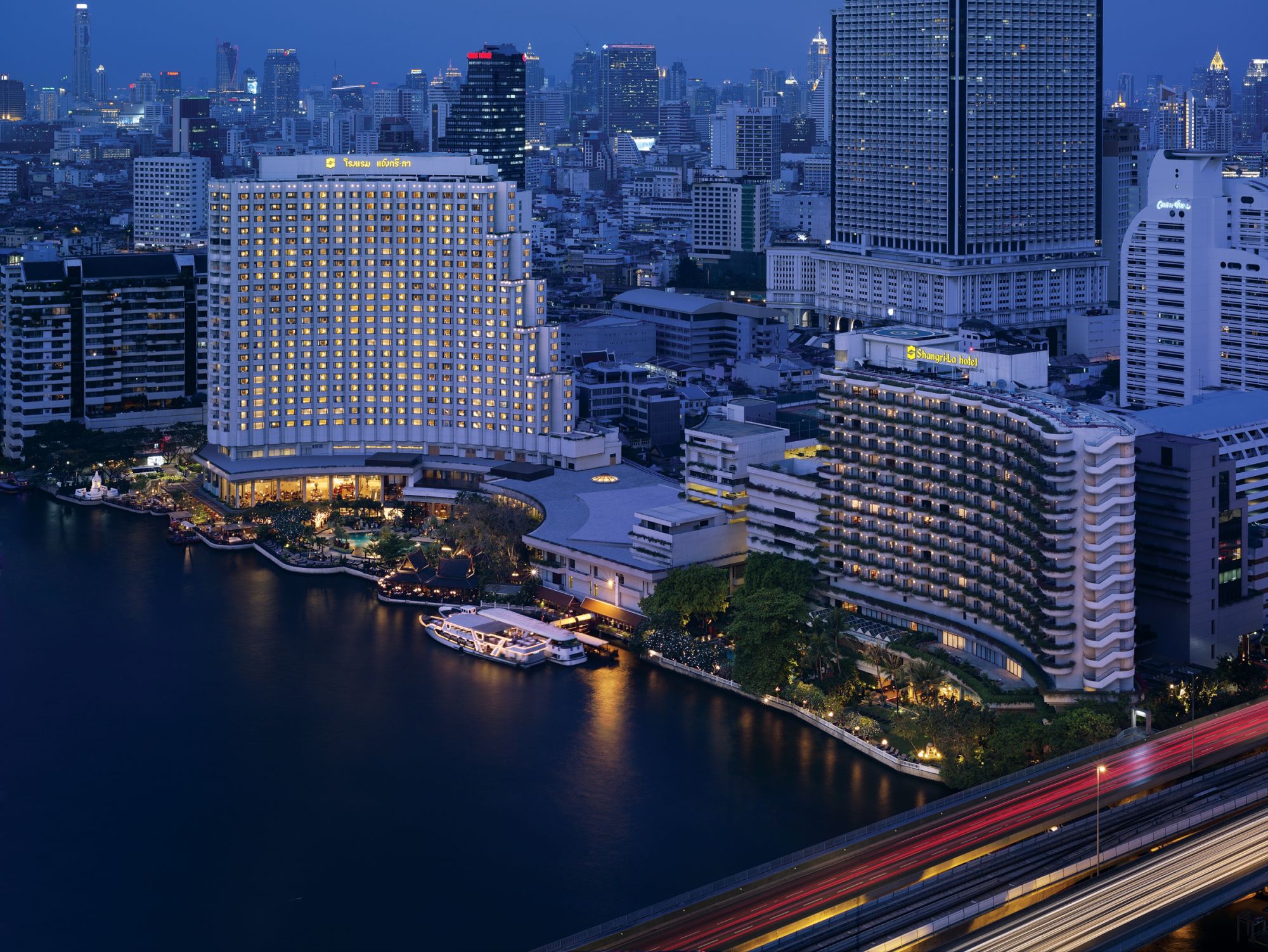 Shangri-La Bangkok: Exterior at Night