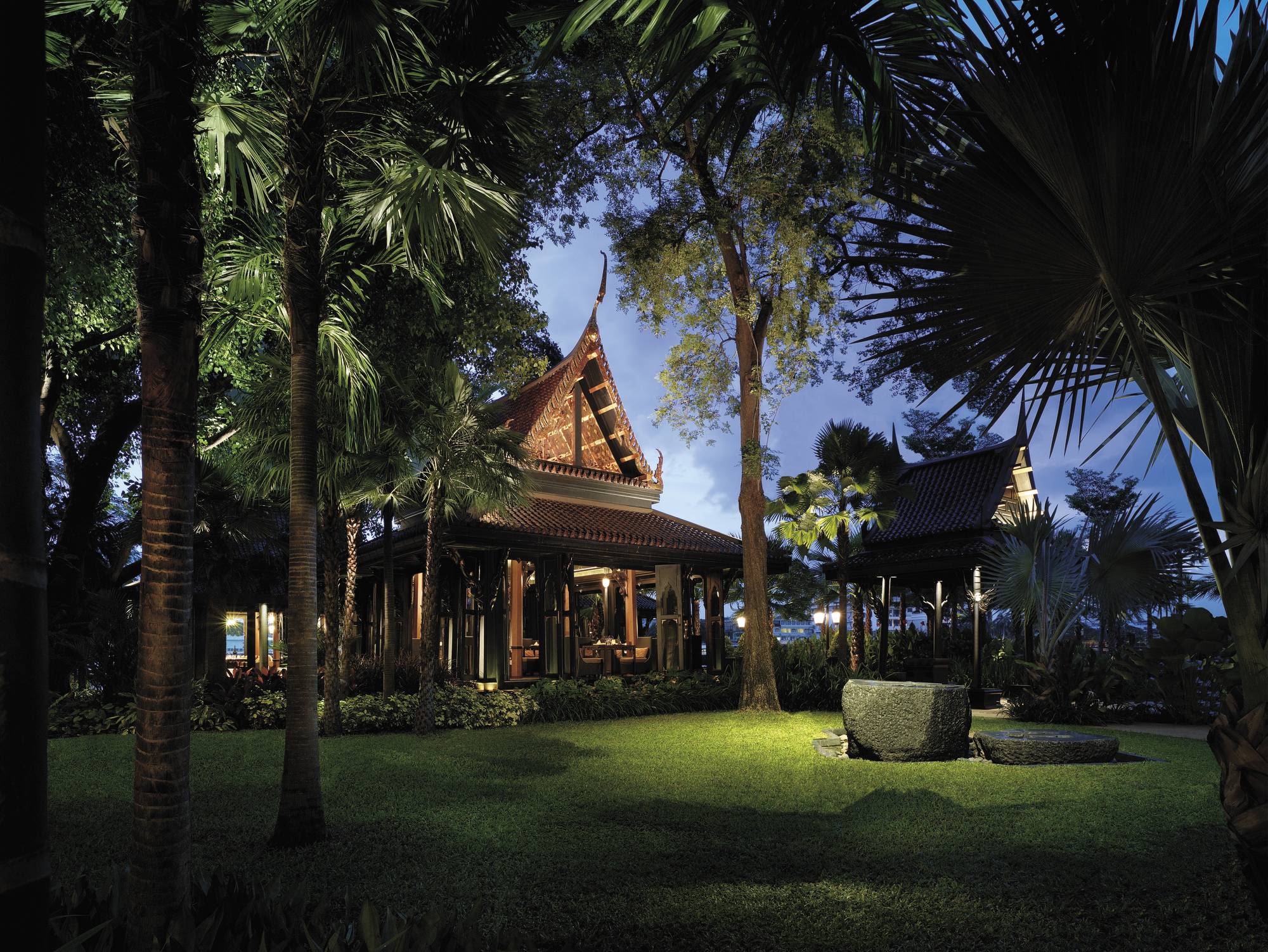 Shangri-La Bangkok: Salathip exterior
