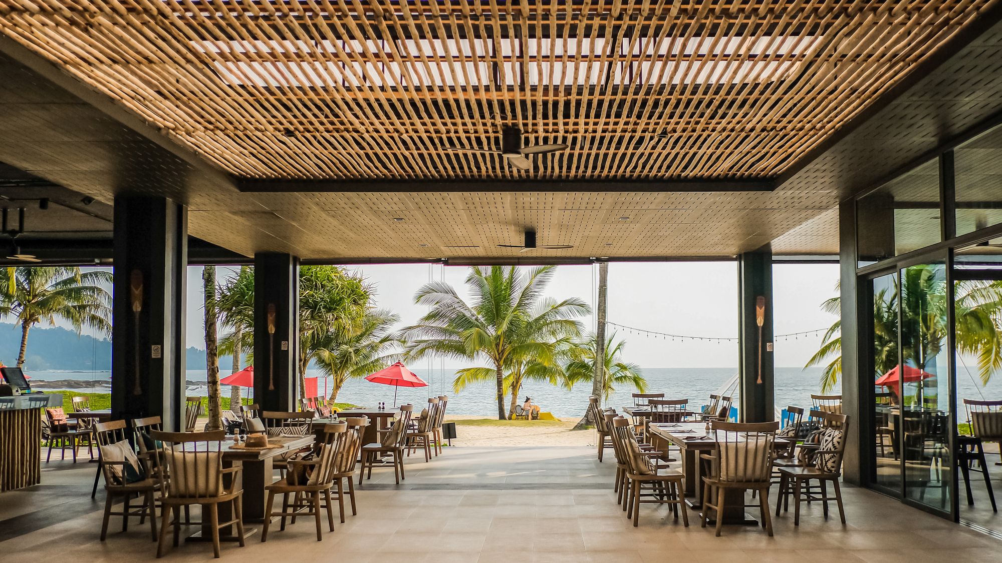 Ramada Resort by Wyndham Khao Lak: Sassi's Beach Club