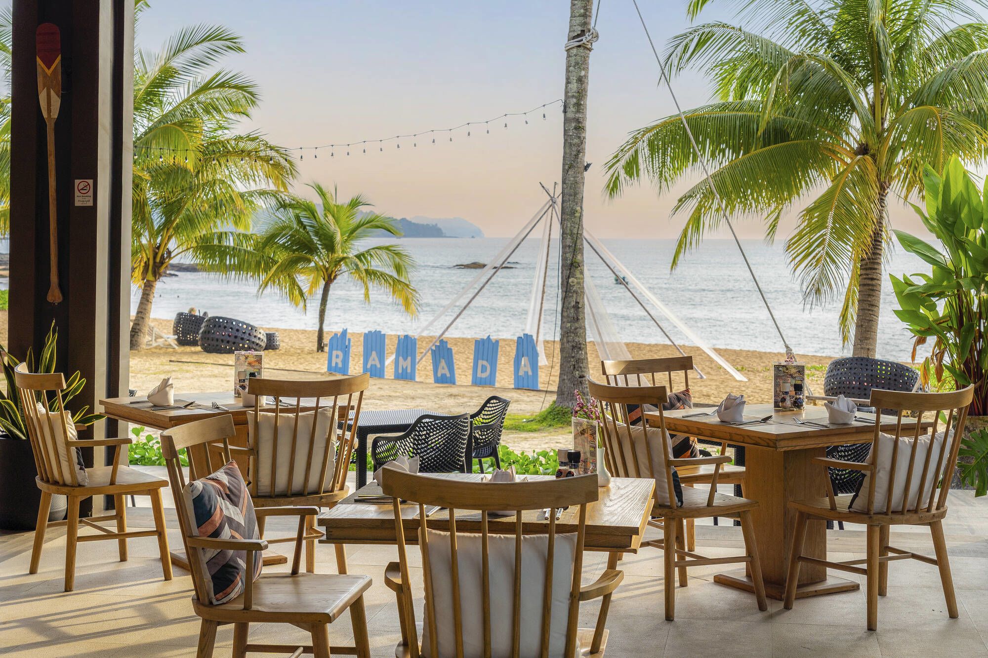 Ramada Resort by Wyndham Khao Lak: Sassi's Beach Club