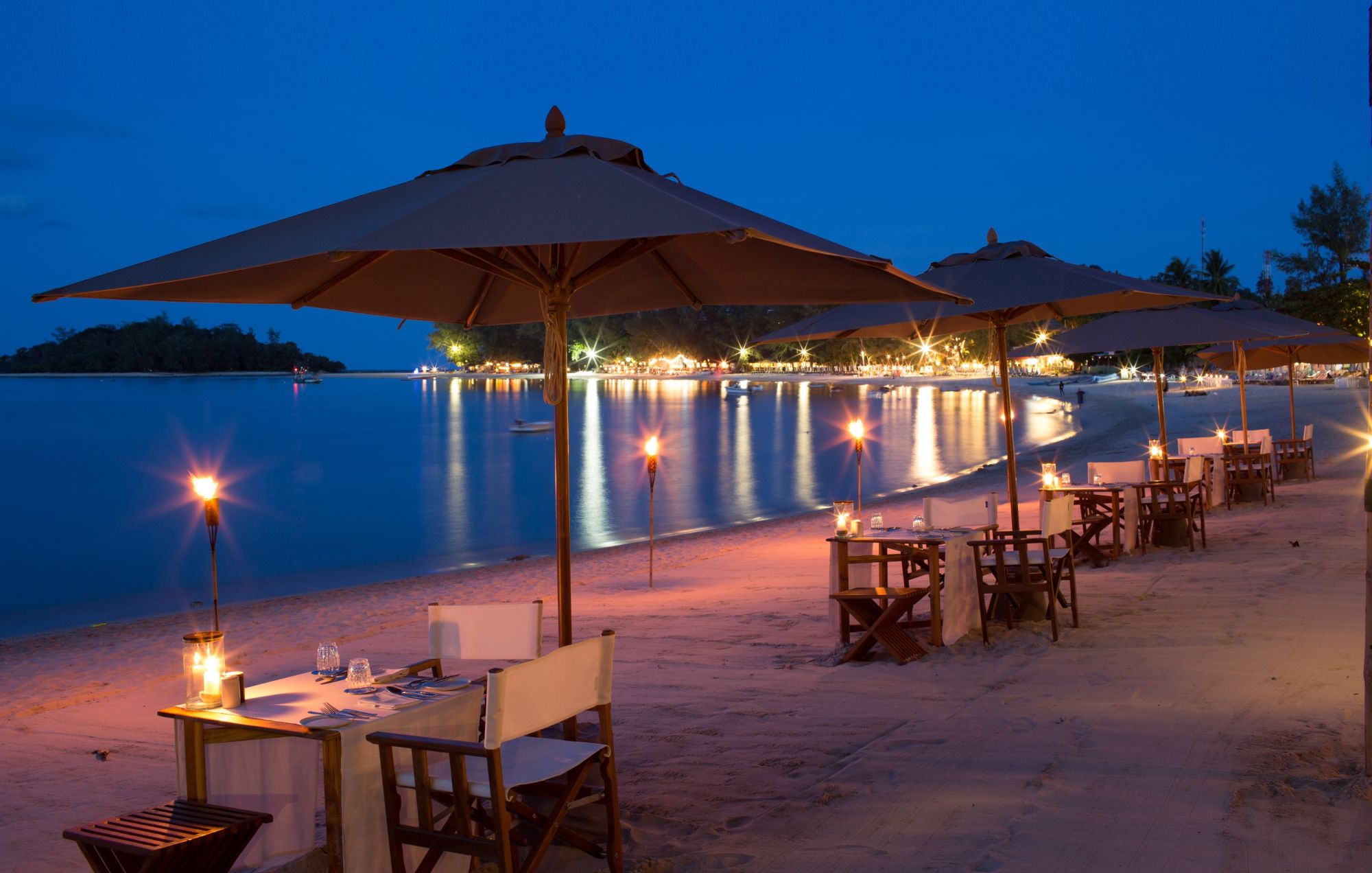 SALA Samui Choengmon Beach Resort in Ko Samui: Dining on the beach