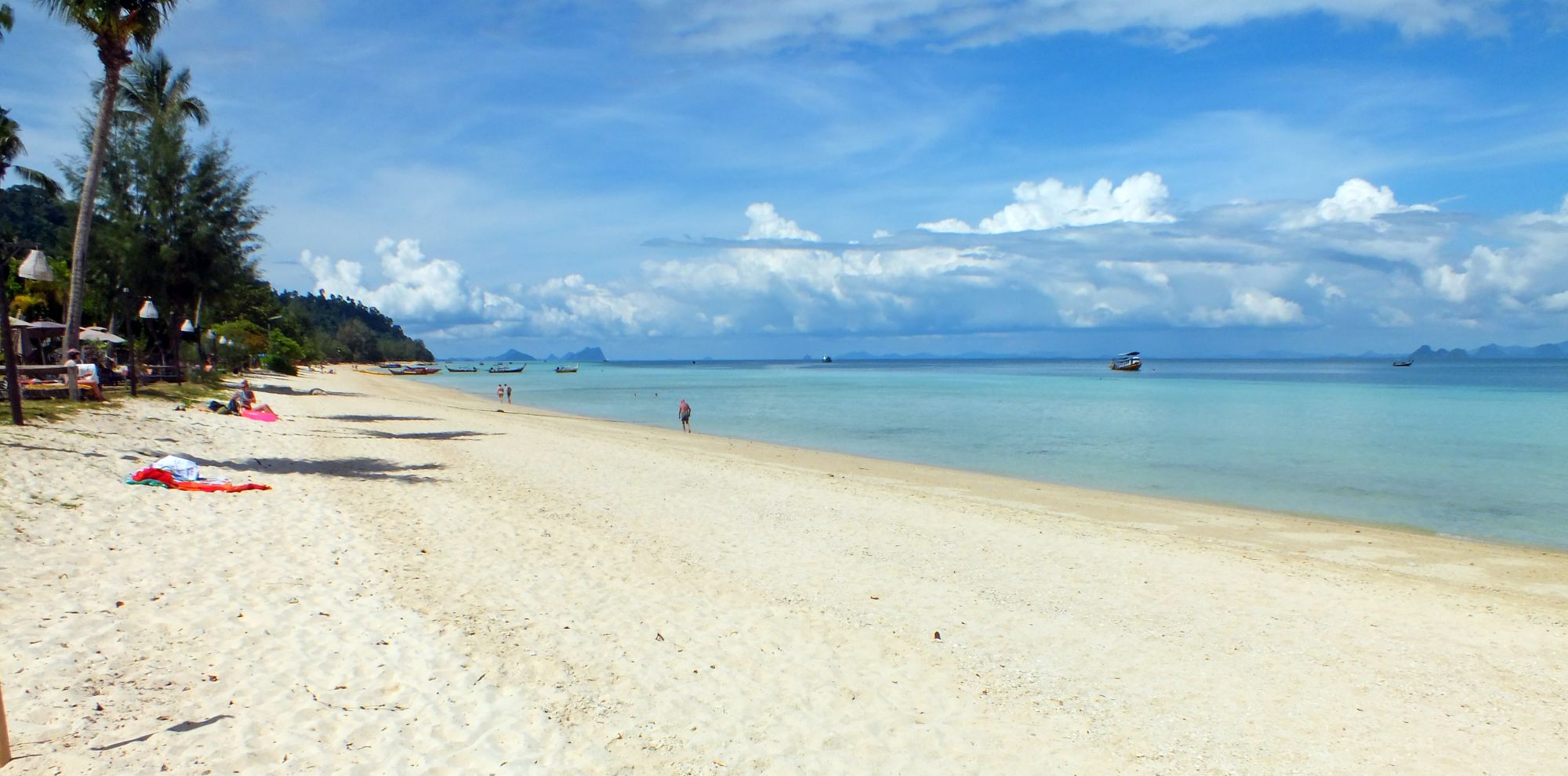 Thanya Resort in Ko Ngai:  Beach