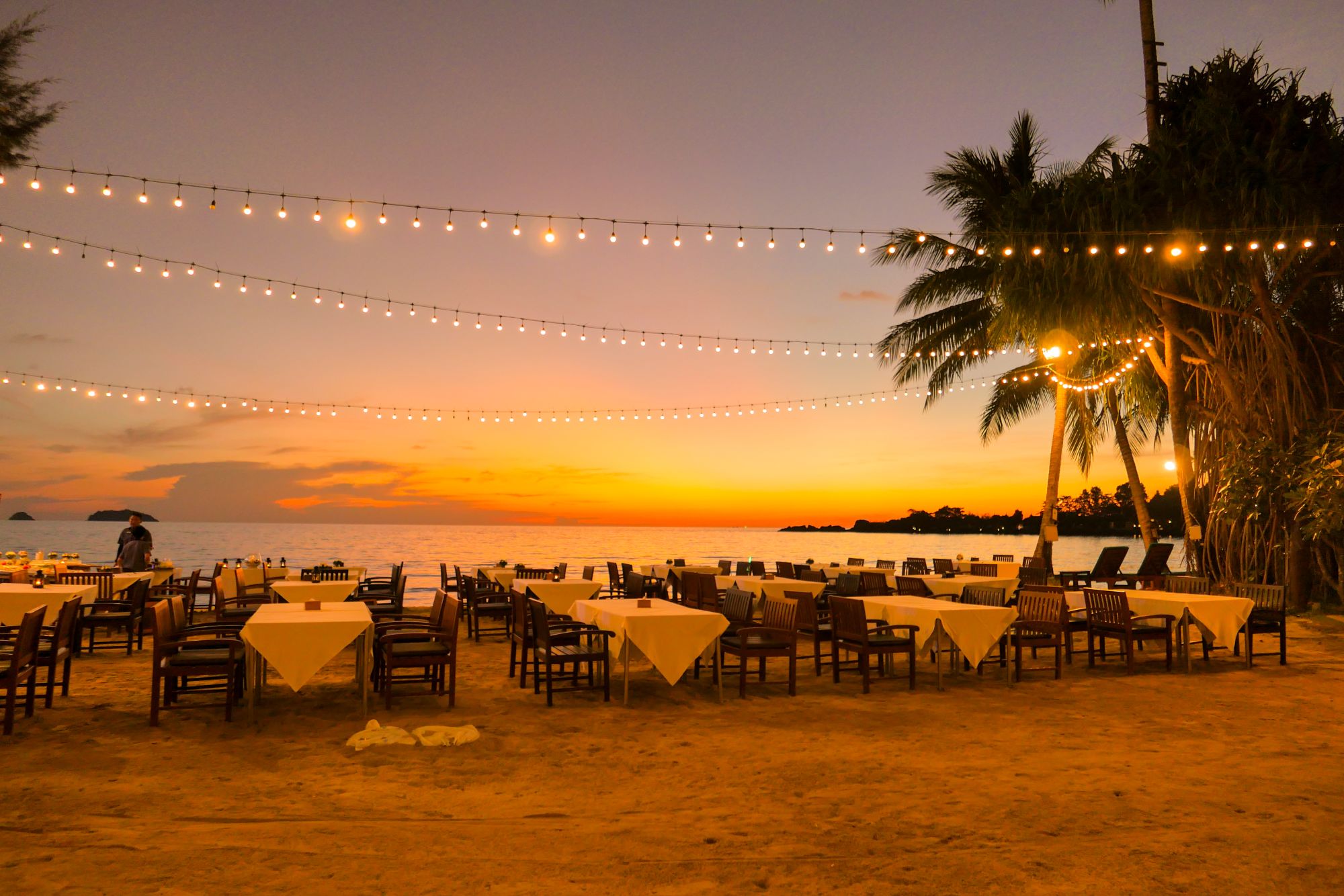 Koh Chang Paradise Resort & Spa in Ko Chang: beach: f&b: Beach Bar at Sunset