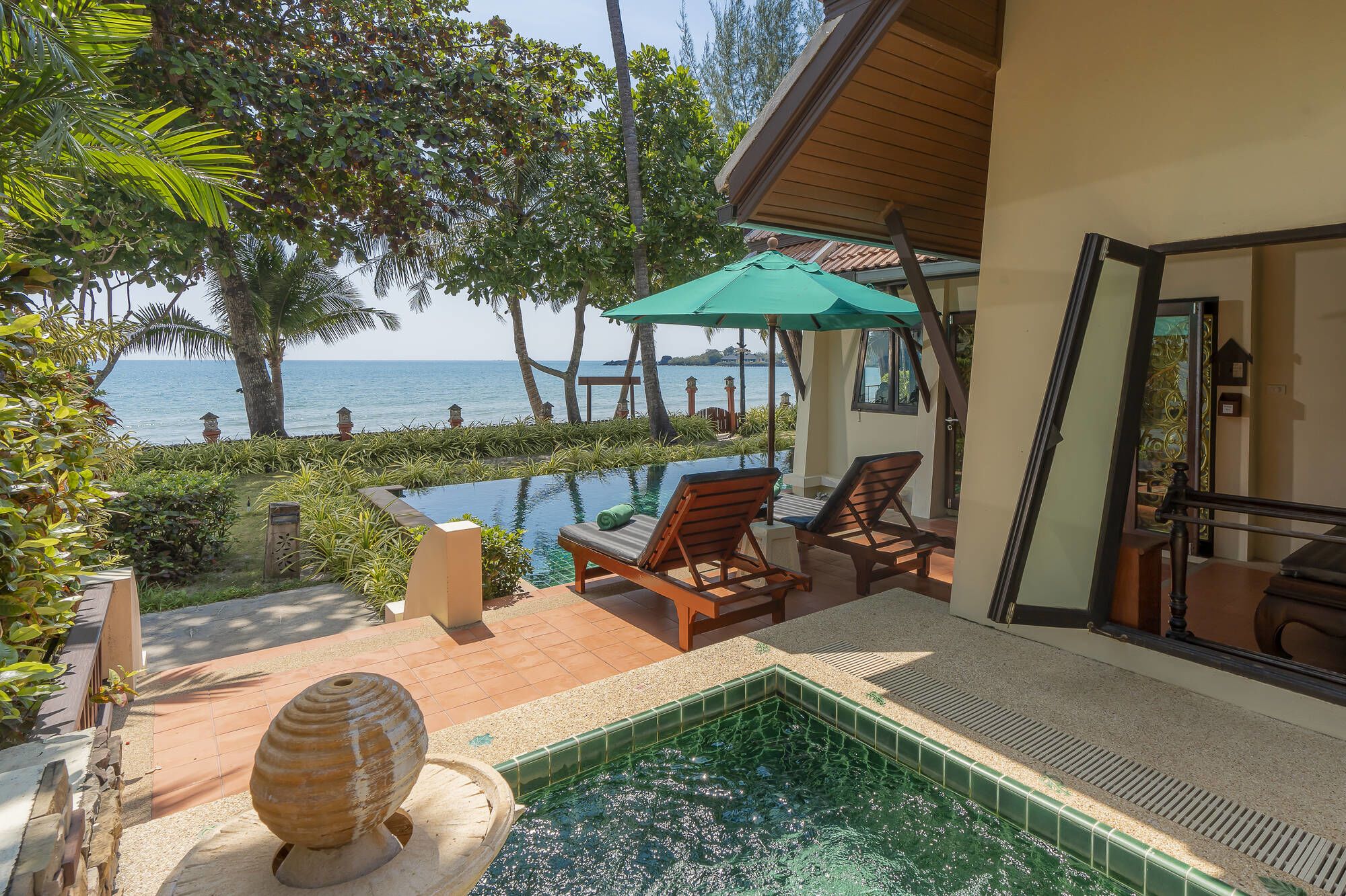 Koh Chang Paradise Resort & Spa in Ko Chang: Beachfront Pool Villa