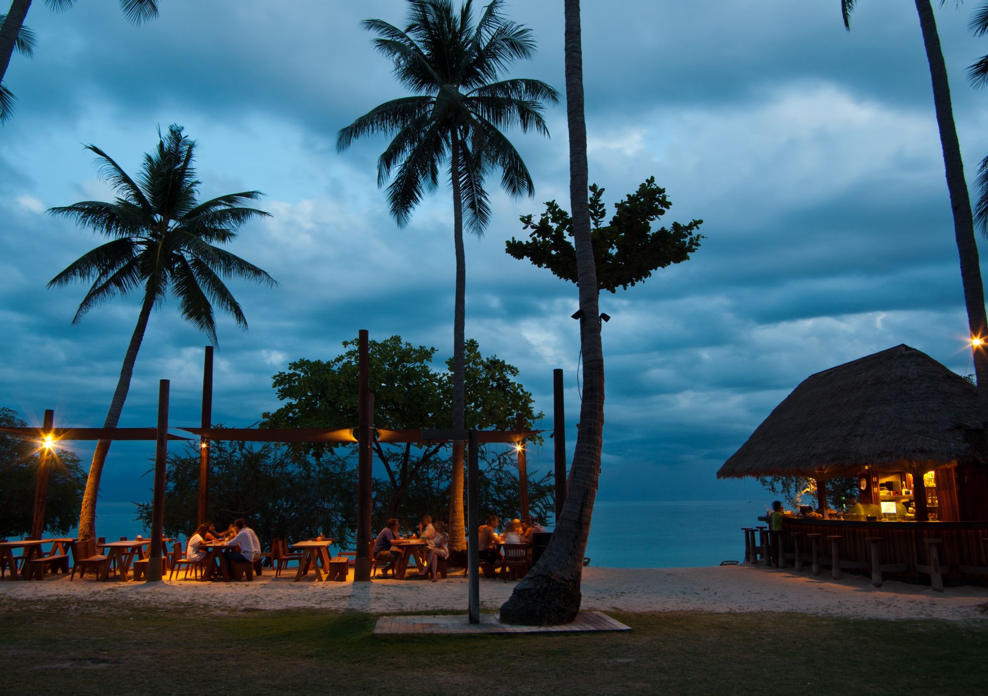 The Haad Tien Beach Resort in Ko Tao: Beach bar at night
