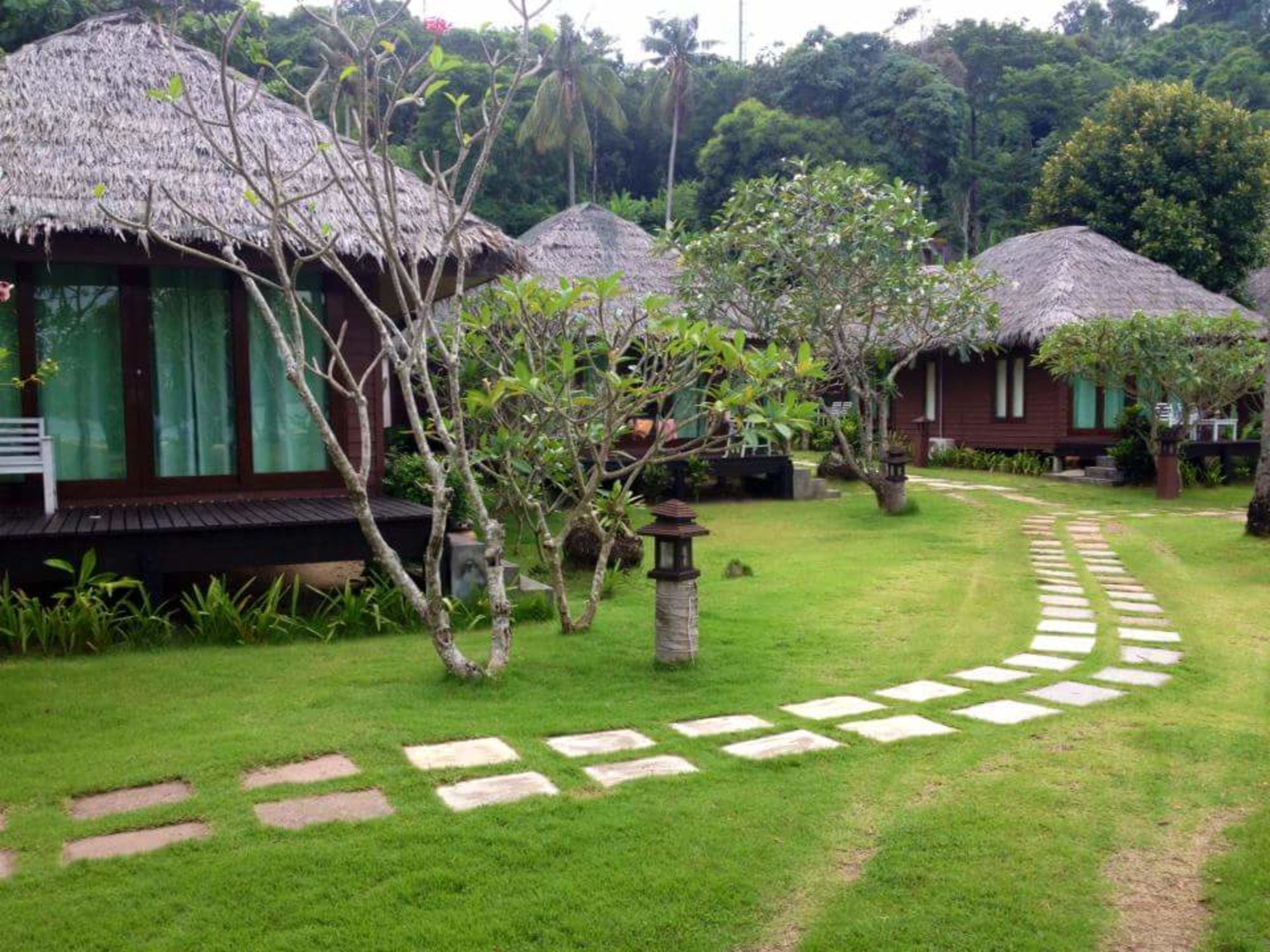 Thanya Resort in Ko Ngai:  Garden