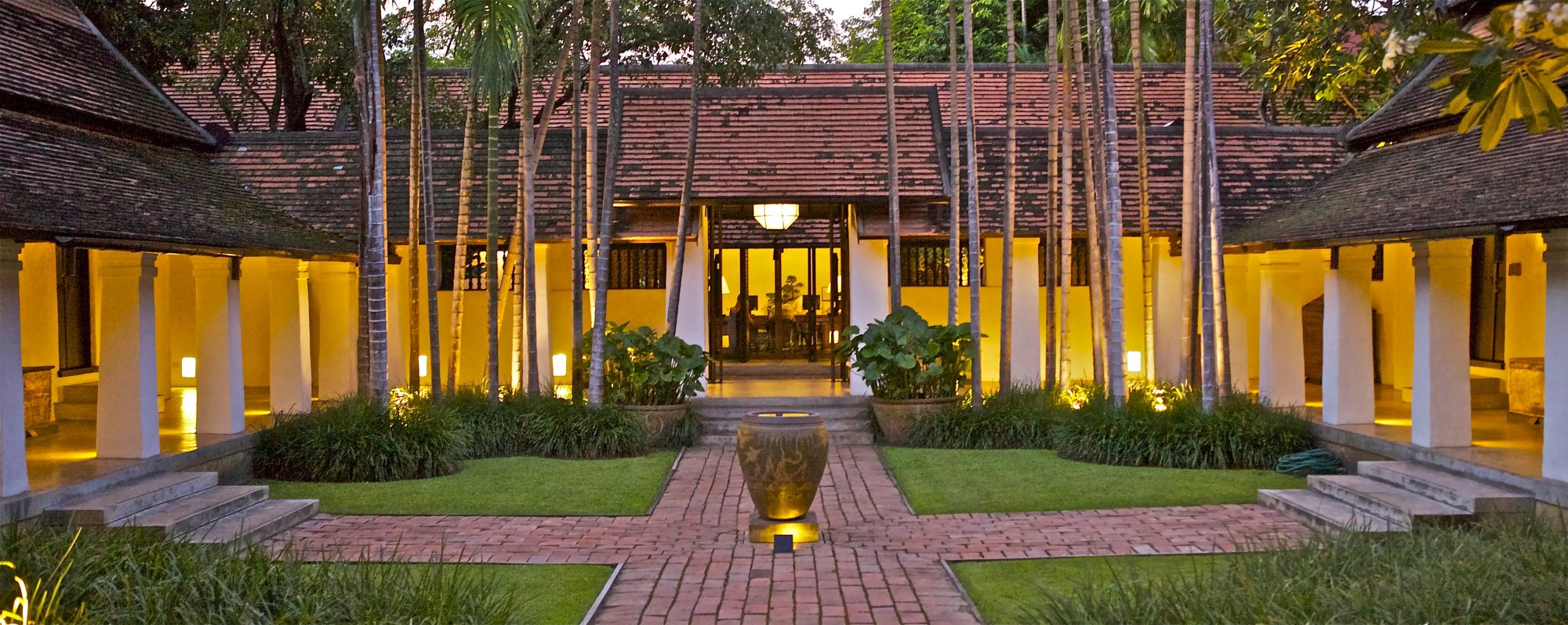 Rachamankha à Chiang Mai: Rachamankha courtyard by late evening