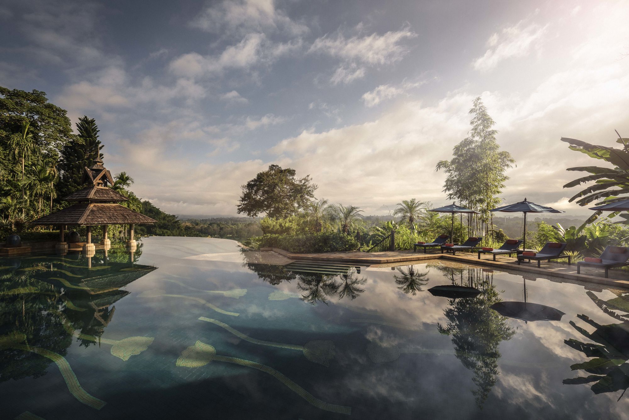 Anantara Golden Triangle Elephant Camp & Resort à Triangle d'Or: Pool at dawn