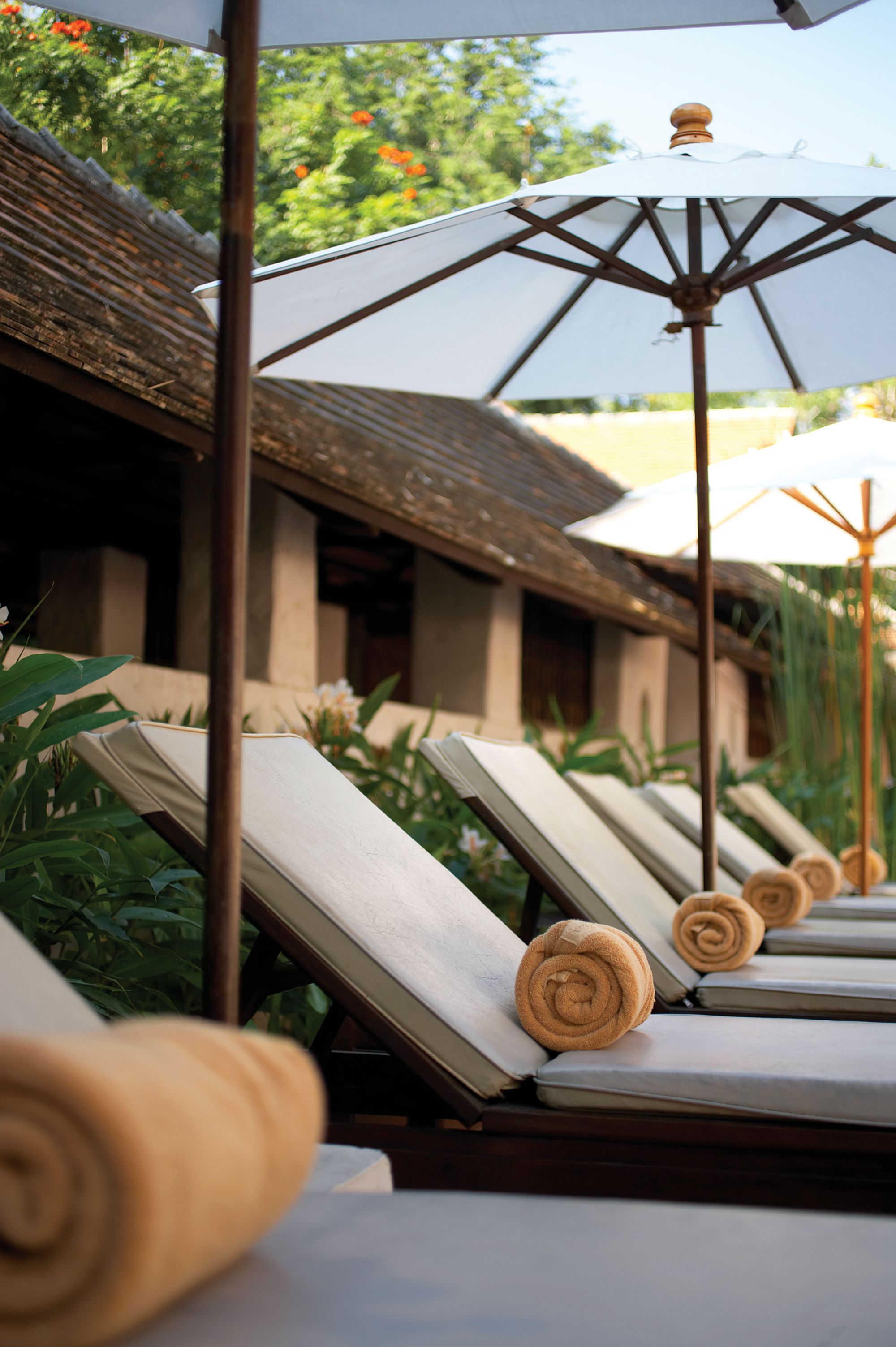 Tamarind Village à Chiang Mai: pool loungers