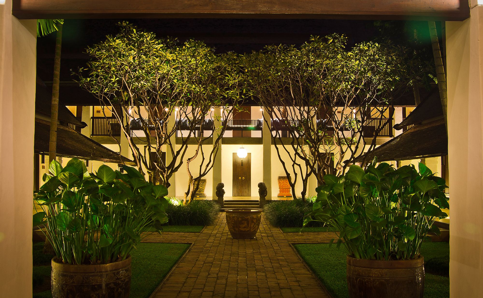 Rachamankha à Chiang Mai: Guest Courtyard Night